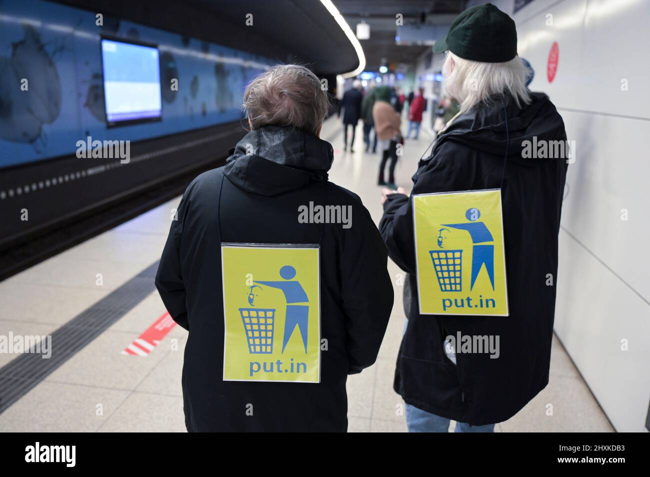 DEUTSCHLAND, Hamburg, Kundgebung gegen Putins-Krieg in der Ukraine / DEUTSCHLAND, Hamburg, Demonstration gegen den Krieg von Wladimir Putin in der Ukraine auf dem Jungfernstieg 13.3.2022 Stockfoto