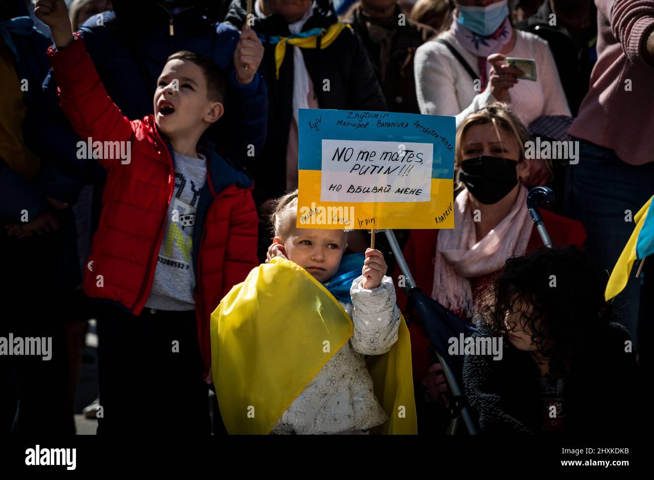 Madrid, Spanien. 13. März 2022. Während einer Demonstration gegen die russische Invasion in der Ukraine wird ein junges Mädchen mit einem Plakat mit der Aufschrift „Putin, Don't kill me“ gesehen. In Madrid lebende Ukrainer und spanische Anhänger marschierten durch die Stadt und forderten das Ende des Krieges in der Ukraine, protestierten gegen den russischen Präsidenten Wladimir Putin und forderten von der NATO, den Himmel über der Ukraine zu schließen. Quelle: Marcos del Mazo/Alamy Live News Stockfoto