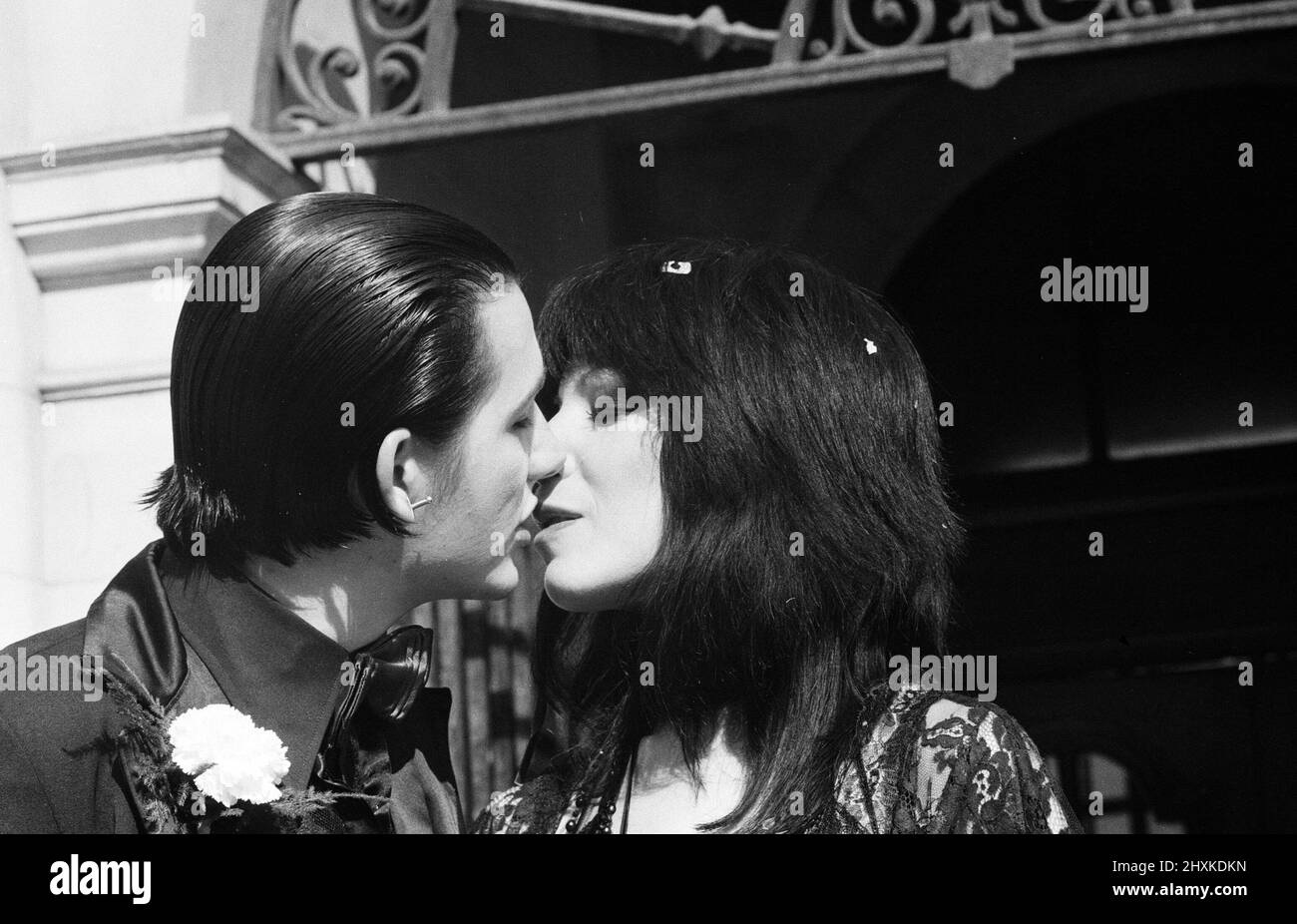 Punk-Rock-Hochzeit im Acton Town Hall des verdammten Frontmanns Dave Vanian, 20, und Laurie Glendon, 20. Nach der Hochzeit gehen sie für ein paar Tage nach Hastings, da der Bräutigam gerade dabei ist, ein Album zu machen. 7.. September 1977. Stockfoto