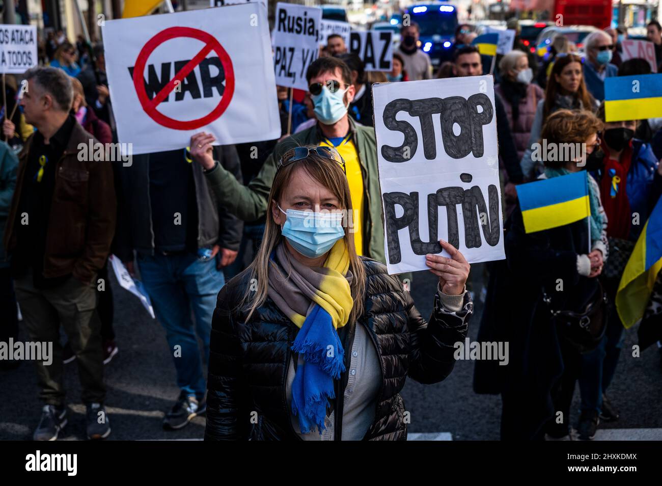 Madrid, Spanien. 13. März 2022. Demonstranten, die Plakate und ukrainische Flaggen tragen, werden während einer Demonstration gegen die russische Invasion in die Ukraine gesehen. In Madrid lebende Ukrainer und spanische Anhänger marschierten durch die Stadt und forderten das Ende des Krieges in der Ukraine, protestierten gegen den russischen Präsidenten Wladimir Putin und forderten von der NATO, den Himmel über der Ukraine zu schließen. Quelle: Marcos del Mazo/Alamy Live News Stockfoto