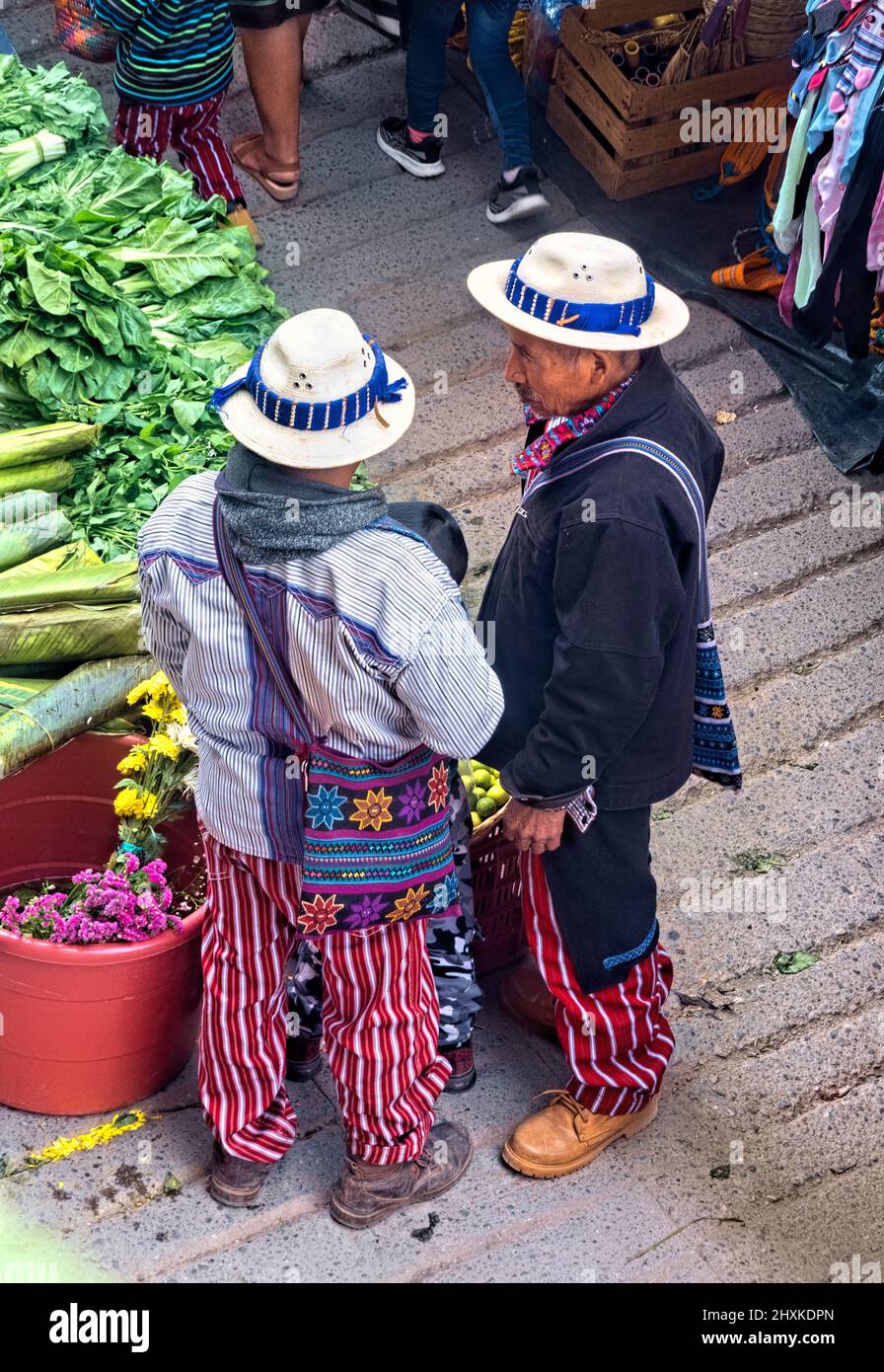 Männer in farbenfroher Tracht, Todos Santos Cuchumatán, Huehuetenango, Guatemala Stockfoto