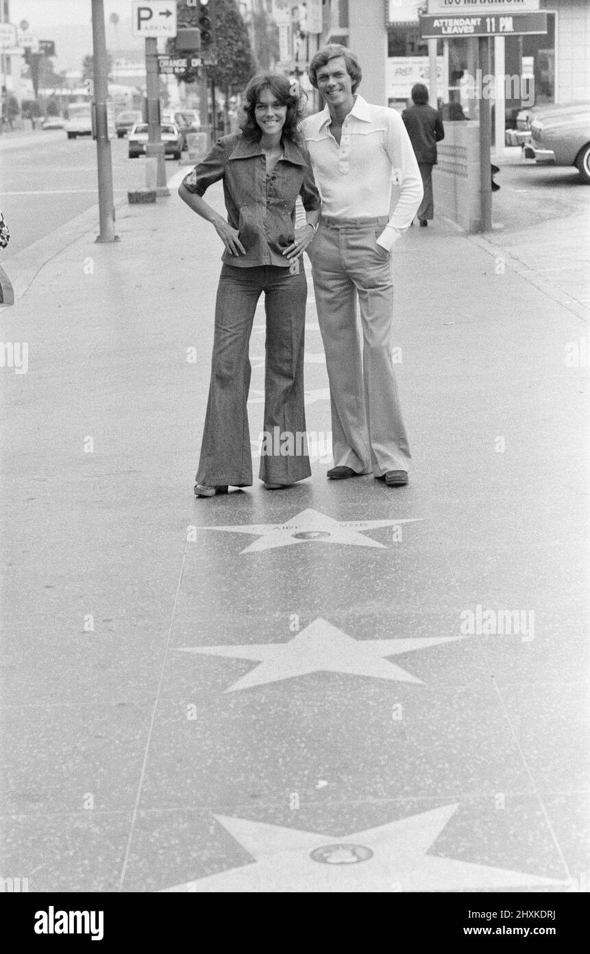 Karen und Richard Karpern, The Karenters, abgebildet in Hollywood, Los Angeles, Kalifornien, USA. Dies ist eine exklusive erste Reihe von Bildern seit Karens' schwerer Krankheit, die eine Tour durch England verhinderte. Bild aufgenommen am 19.. Juli 1976 Stockfoto