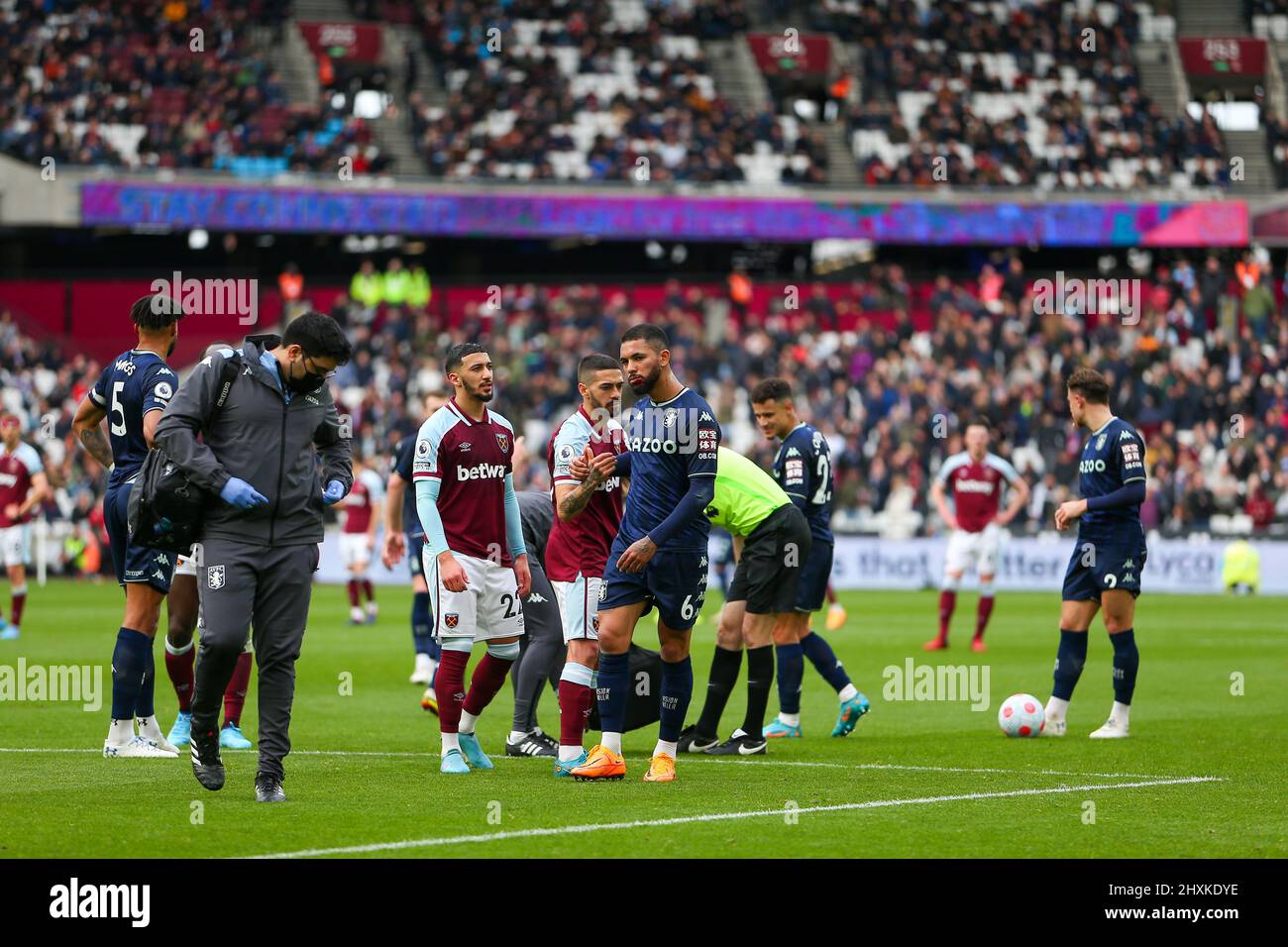 London, Großbritannien. 13.. März 2022 ; London Stadium, London, England; Premier League Football West Ham gegen Aston Villa; Douglas Luiz von Aston Villa schüttelt nach ihrem Kontakt Hand mit Manuel Lanzini von West Ham United. Eine blutige Lippe ist auf Luiz zu sehen. Kredit: Aktion Plus Sport Bilder/Alamy Live Nachrichten Stockfoto