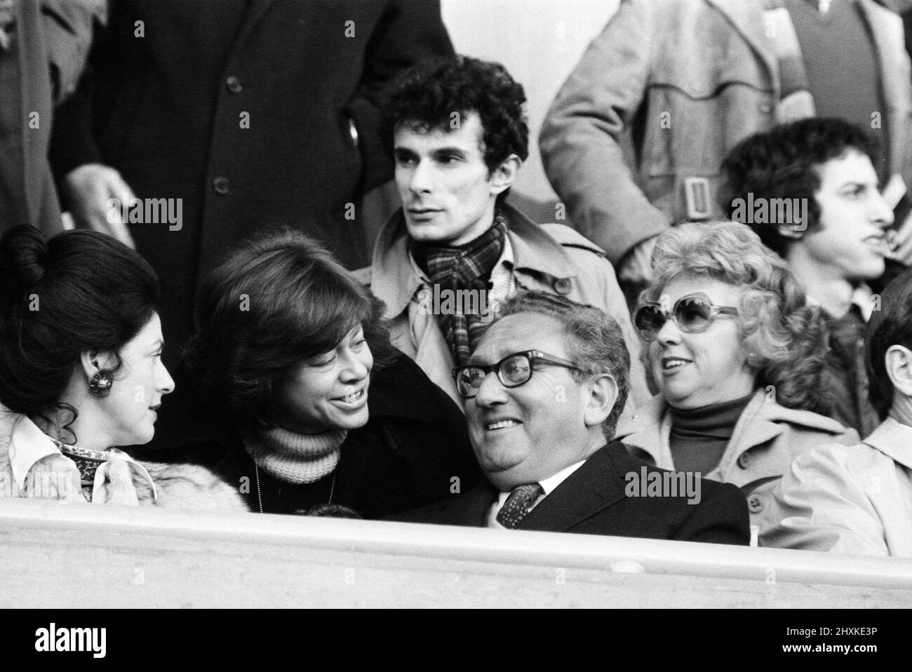 Henry Kissinger schaut sich ein Fußballspiel an. Chelsea gegen Wolverhampton Wanderers. League Division 2. Stamford Bridge, London. Endergebnis 3 - 3. 11.. Dezember 1976. Stockfoto
