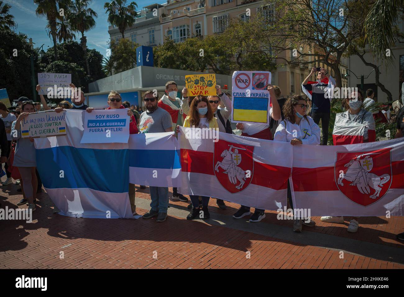 Auf dem Plaza de la Marina Platz werden Demonstranten mit Fahnen und Spruchbändern an einem Antikriegsprotest und zur Unterstützung des ukrainischen Volkes teilnehmen. Die Gemeinschaft der in Malaga lebenden Expats hat ihre Unterstützung für das ukrainische Volk gezeigt, indem sie einen Solidaritätsprotest unter dem Motto organisiert hat: "Die vereinten Nationen von Malaga stehen an der Ukraine". Die Ukrainer protestieren weiterhin jede Woche in Malaga gegen die Regierung Wladimir Putin. (Foto von Jesus Merida / SOPA Images/Sipa USA) Stockfoto