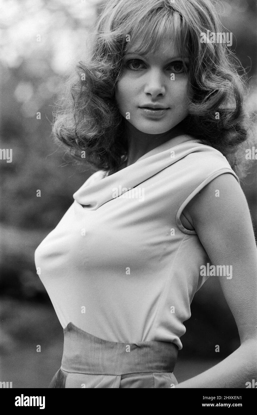Actress madeline smith poses outdoors -Fotos und -Bildmaterial in hoher