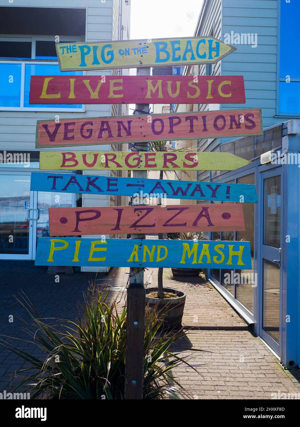 Ungewöhnliches Werbeschild für das Pig on the Beach Pub, Westward Ho!, Devon, Großbritannien Stockfoto