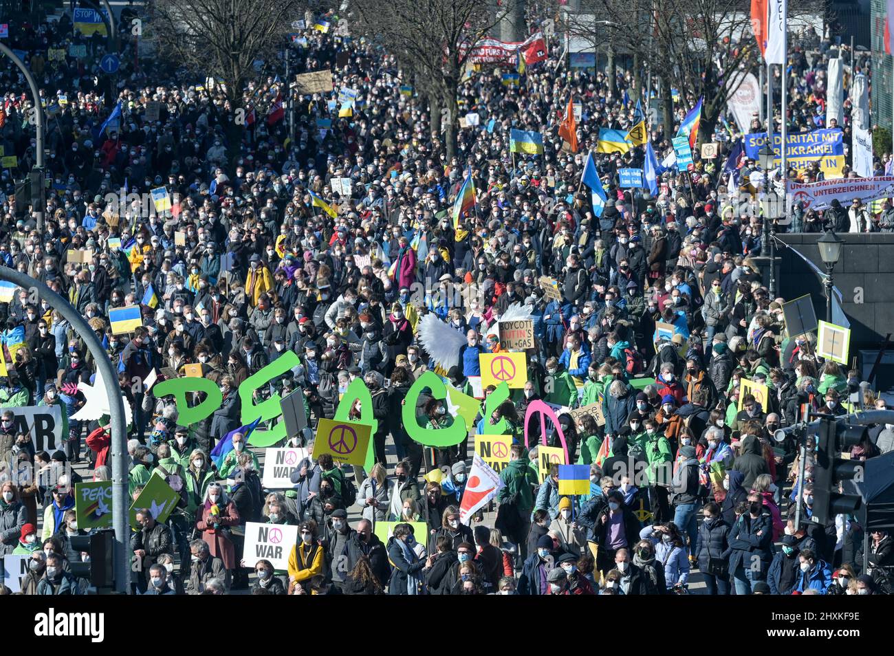 DEUTSCHLAND, Hamburg, 20,000 Protestierende schließen sich Kundgebung gegen Putins-Krieg in der Ukraine an / DEUTSCHLAND, Hamburg, Demonstration gegen den Krieg von Wladimir Putin in der Ukraine auf dem Jungfernstieg 13.3.2022 Stockfoto