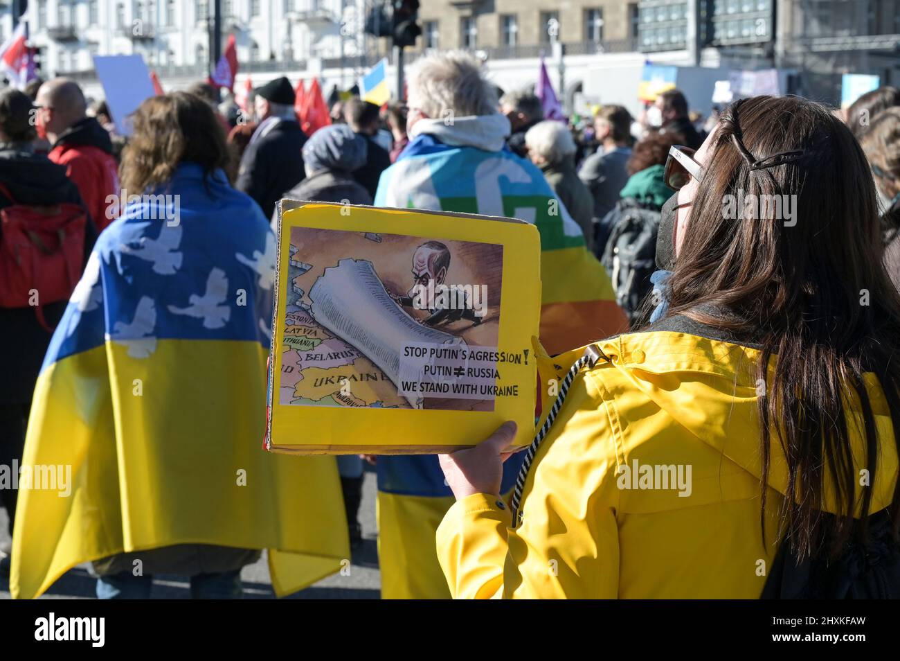 DEUTSCHLAND, Hamburg, Kundgebung gegen Vladimir Putins Krieg in der Ukraine / DEUTSCHLAND, Hamburg, Demonstration gegen den Krieg von Wladimir Putin in der Ukraine auf dem Jungfernstieg 13.3.2022 Stockfoto