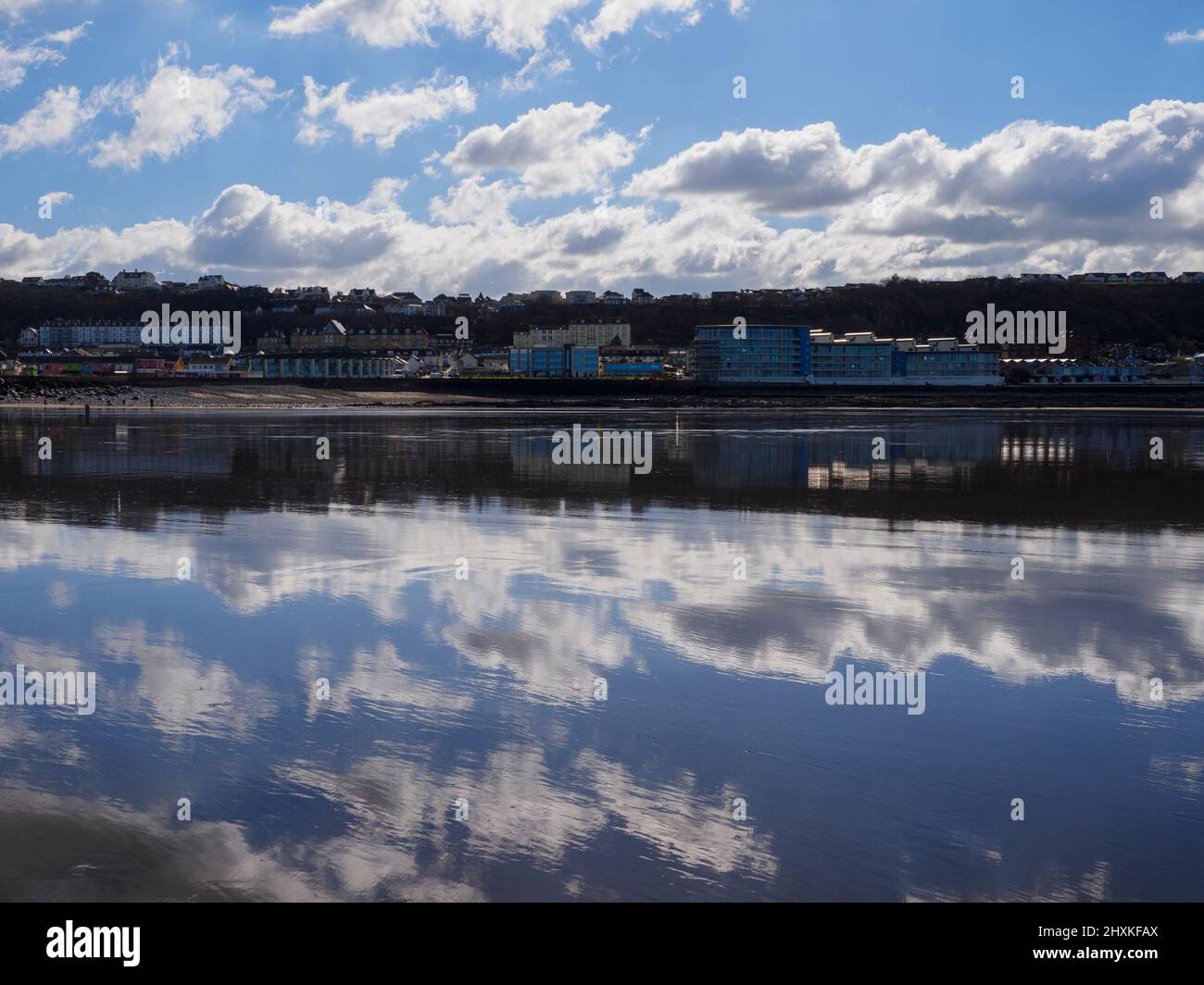 Wolken spiegelten sich bei Ebbe im nassen Sand, Westward Ho!, Devon, Großbritannien Stockfoto