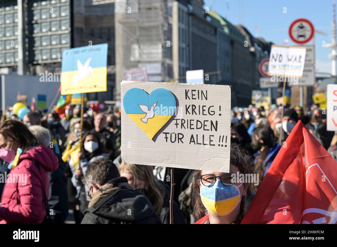 DEUTSCHLAND, Hamburg, Kundgebung gegen Putins-Krieg in der Ukraine / DEUTSCHLAND, Hamburg, Demonstration gegen den Krieg von Wladimir Putin in der Ukraine auf dem Jungfernstieg 13.3.2022 Stockfoto