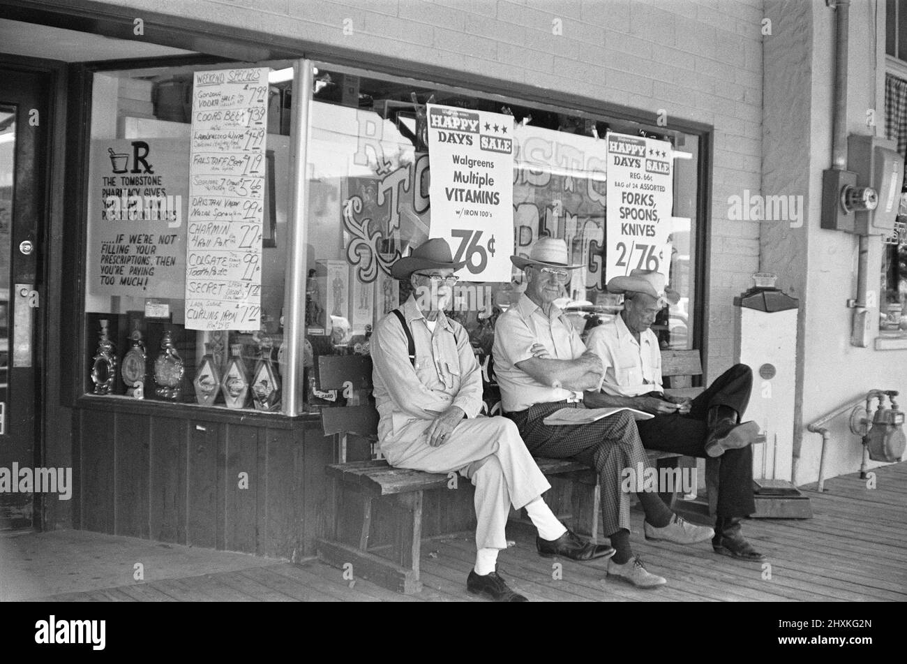 Drei alte Zeitgenossen sitzen vor dem Tombstone Drug Store in der Nähe des berühmten Kampfs beim OK Corral, in dem der stellvertretende US-Marschall Sheriff Virgil Earp und seine temporären Stellvertreter und Brüder Wyatt Earp und Morgan Earp Tom McLaury, Frank McLaury töteten, Und Billy Clanton während des Gewehrkampfes. 24.. Juli 1976 Stockfoto