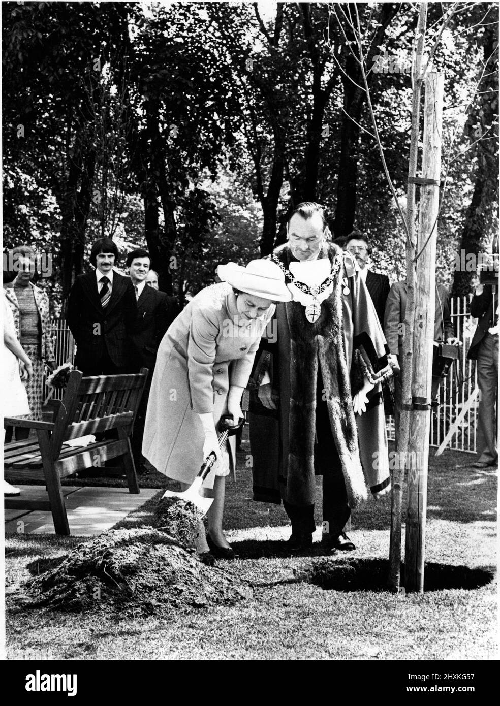 Königin Elizabeth II. Pflanzt am 21.. Juni 1977 einen silbernen Geburtsbaum in den aromatischen Gärten St. Helens, Merseyside, die vom Bürgermeister beobachtet wird. Die Königin feierte in diesem Jahr, 1977, ihr Jubiläumsjahr. Bild aufgenommen am 21.. Juni 1977 Stockfoto