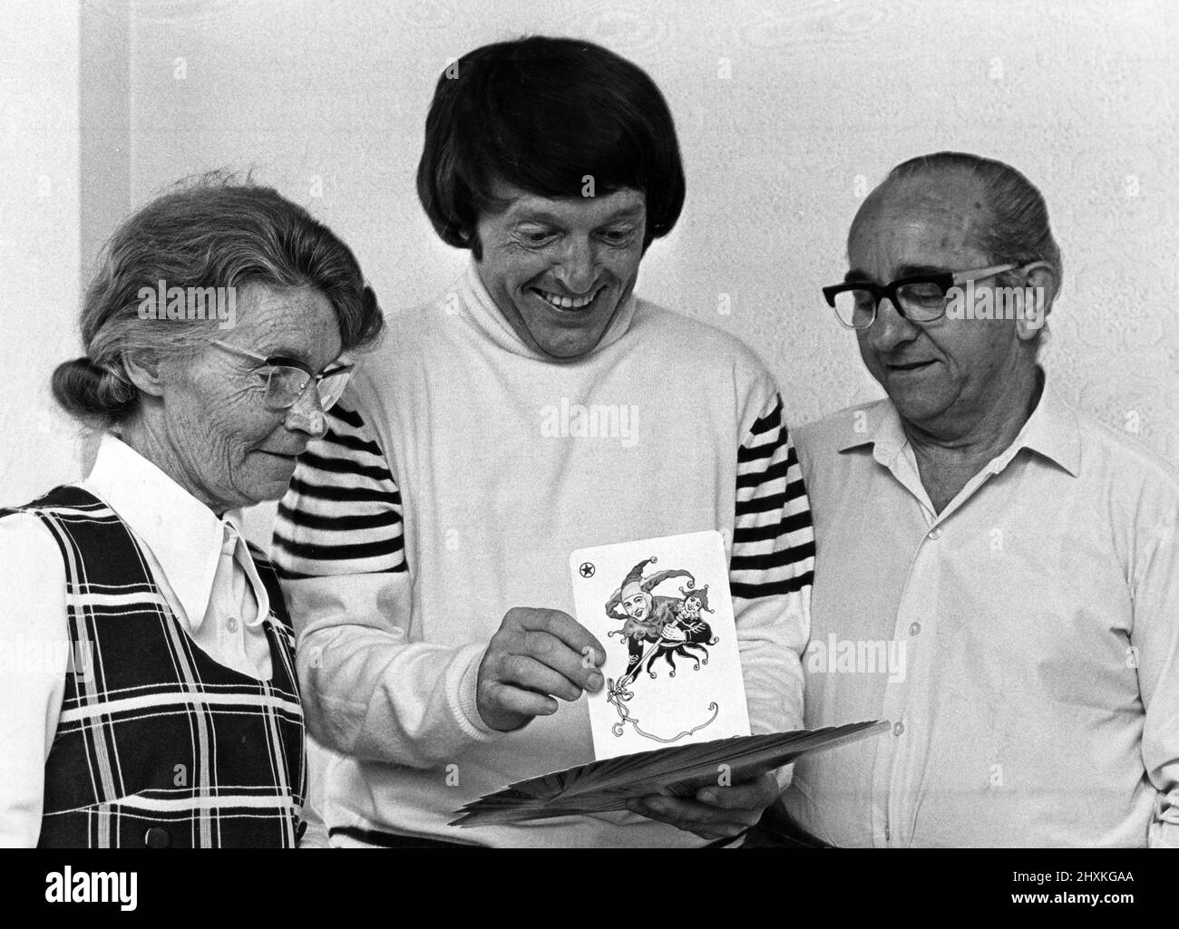 Paul Daniels, fotografiert mit seinen Eltern Hughie und Nancy Daniels in ihrem Haus in Brotton. 15.. September 1976. Stockfoto