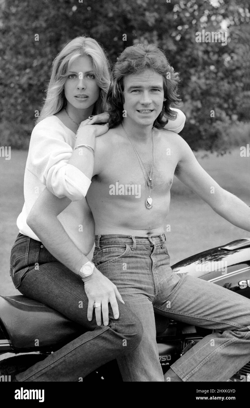 Barry Sheene: Zwischen Weltmeister Barry Sheene und seiner Freundin Stephanie McLean kann man sich für ein paar Sekunden ausziehen. Wenn Barry auf den Rennstrecken rund um die Welt unterwegs ist, ist Stephanie immer mit einer Uhr in der Hand zu finden, die jeden Bruchteil einer Sekunde seinen Takt vorgibt. August 1977 Stockfoto