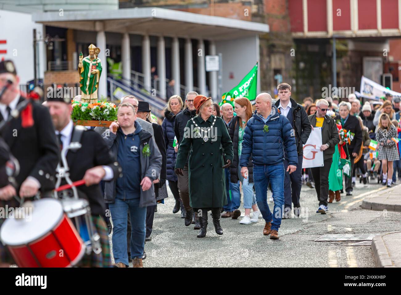 Warrington, Hes. 13. März 2022. Der Warrington Irish Club ist Gastgeber des Services und des Starts der St. Patrick's Day Parade. Dies ist die erste Parade seit dem Start von COVID. Beginnend um 10,30 Uhr morgens vom Irish Club in Orford Lane zum ‘River of Life' in der Bridge Street im Stadtzentrum, wo ein kurzer Gottesdienst abgehalten wurde, um an den Jahrestag des Bombenanschlags von Warrington zu erinnern. Es regnete, sobald die Parade begann und dann kam die Sonne heraus. Der stellvertretende Bürgermeister Cllr Jean Flaherty spricht mit dem Ratsvorsitzenden Cllr Russ Bowden Credit: John Hopkins/Alamy Live News Stockfoto