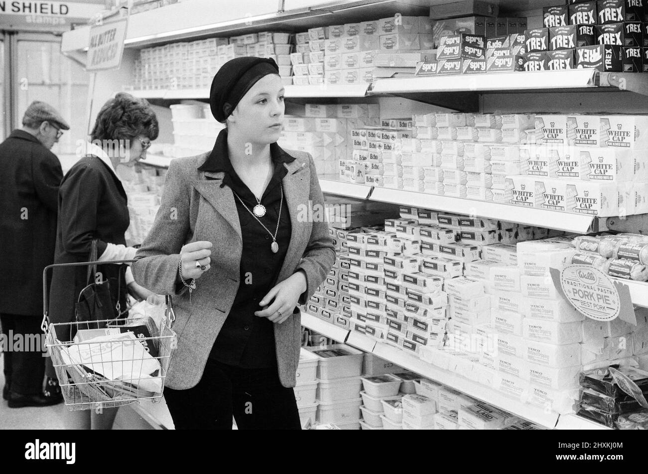 Tesco Supermarket Store, London, 9.. Mai 1977. Tesco Supermarket Chain hat die Entscheidung getroffen, die Abgabe von Green Shield Handelsmarken an Kunden einzustellen. Green Shield Stamps ist ein britisches Verkaufsförderungsprogramm, das Käufer mit Briefmarken belohnt, die eingelöst werden können und zum Kauf von Geschenken aus einem Katalog oder einem angeschlossenen Einzelhändler oder Geschenkcenter verwendet werden. Stockfoto