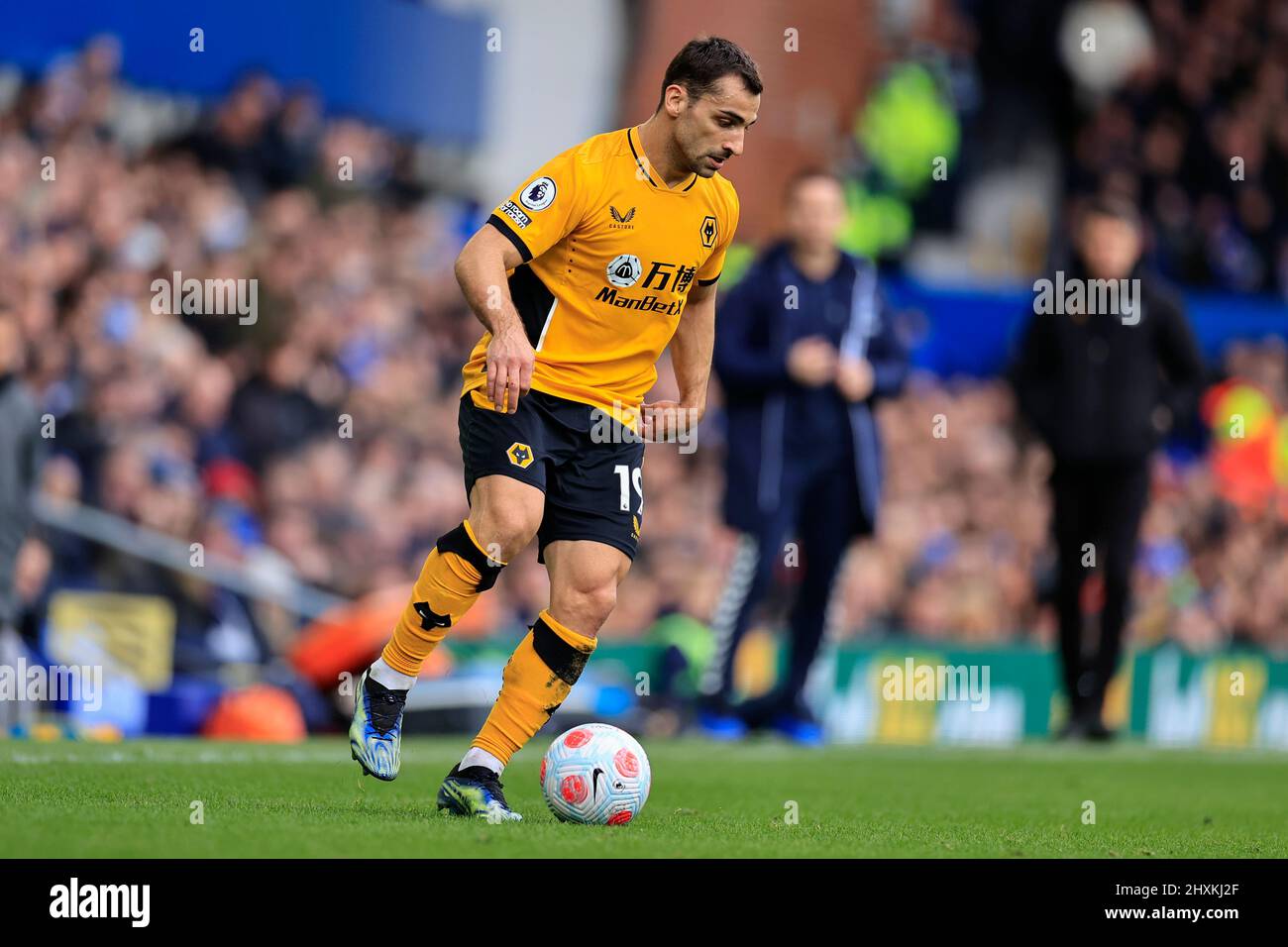 Jonny Otto #19 von Wolverhampton Wanderers steuert den Ball Stockfoto