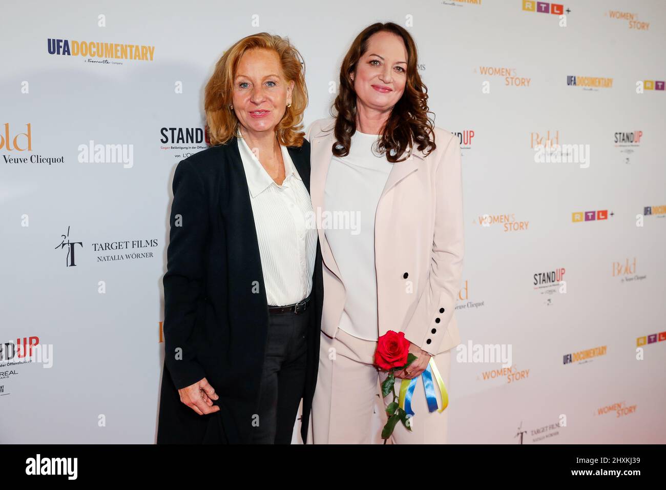 08. März 2022, Berlin: Patricia Schlesinger (l.) und Natalia Wörner kommen zur Sondervorführung des Dokumentarfilms 'A WOMENS'S STORY' in der Astor Film Lounge. Foto: Gerald Matzka/dpa Stockfoto