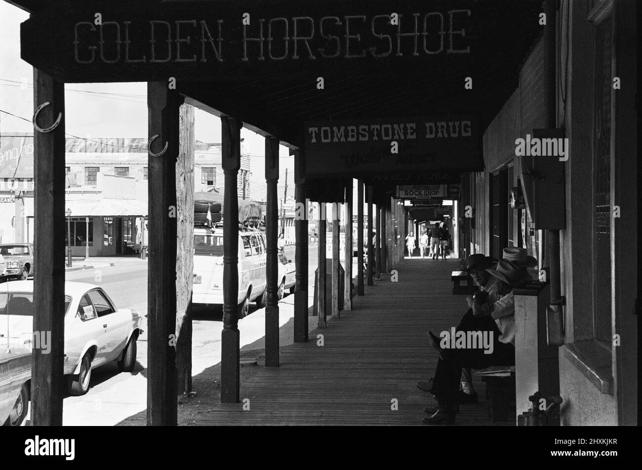 Drei alte Zeitgenossen sitzen vor dem Tombstone Drug Store in der Nähe des berühmten Kampfs beim OK Corral, in dem der stellvertretende US-Marschall Sheriff Virgil Earp und seine temporären Stellvertreter und Brüder Wyatt Earp und Morgan Earp Tom McLaury, Frank McLaury töteten, Und Billy Clanton während des Gewehrkampfes. 24.. Juli 1976 Stockfoto