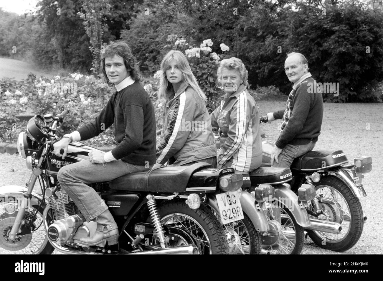 Barry Sheene: Als Zeitnehmer wird seine ständige Freundin Stephanie McLean in den Boxen sein. Dabei werden alle Widrigkeiten und Enden wie Fütterung, Organisation der Unterkunft wird seine Mutter Iris. Vater wird als Mechaniker arbeiten. Ein sicherer Gewinner eines Teams. Sie alle leben in Wisbech in Cambridgeshire in BarryÍs Landhaus. Sie alle sind im Begriff, auf eine Landtour zu starten. August 1977 Stockfoto