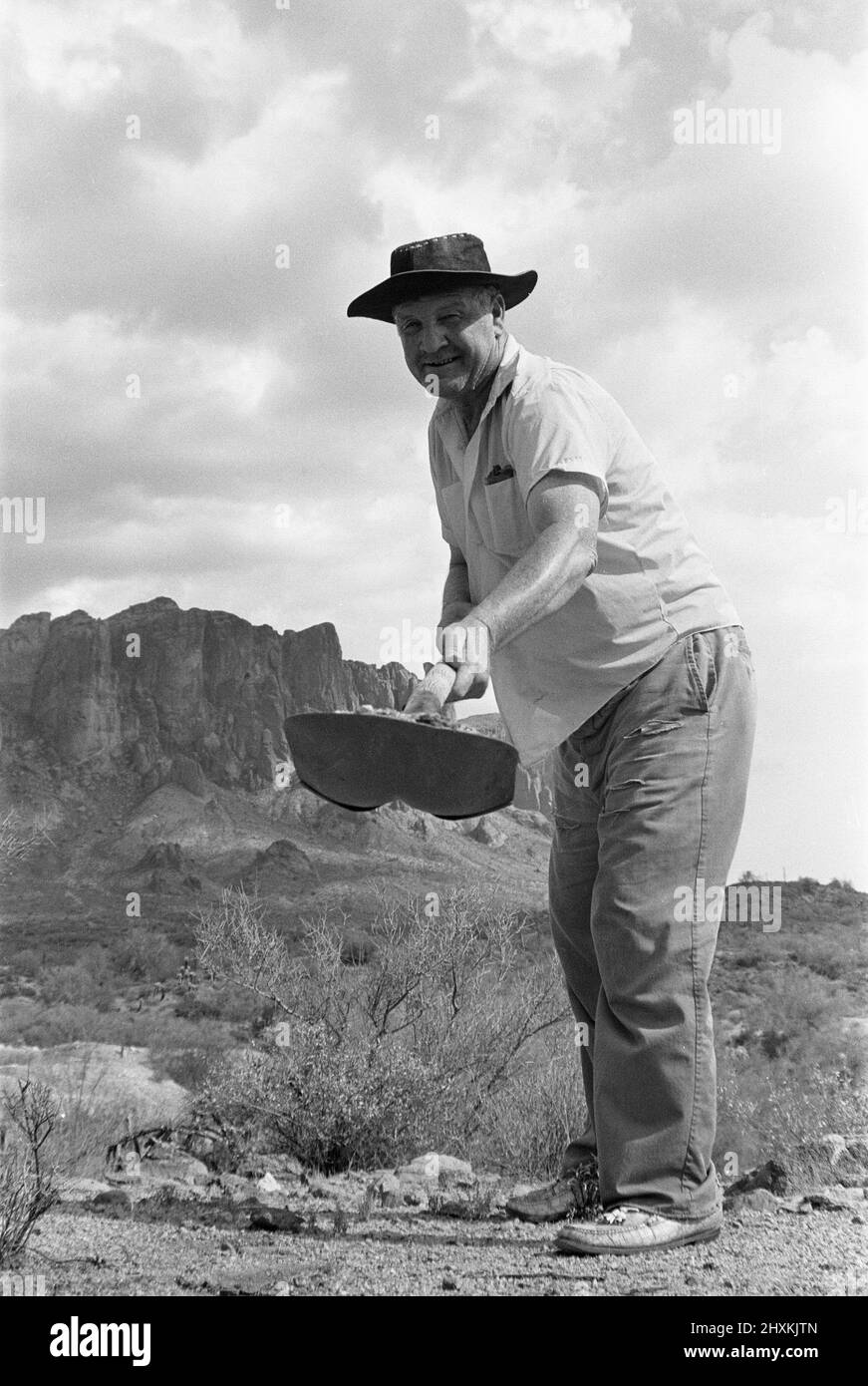 DOC Rosecrans ist ein Goldsucher auf Superstition Mountain, Apache Junction, Arizona. Wo er nach Gold gräbt und nach der legendären Mine des verlorenen Holländers sucht. DOC ist nur einer von einem endlosen Strom von Schatzjägern auf der Suche nach der verlorenen Mine die Legende wuchs, nachdem der Niederländer Jake Walz vor über 100 Jahren aus dem Berg auftauchte, als ein Sack Golderz behauptete, eine Mine mit einer Goldnaht gefunden zu haben 18 Zoll dick. 8.. August 1976 Stockfoto