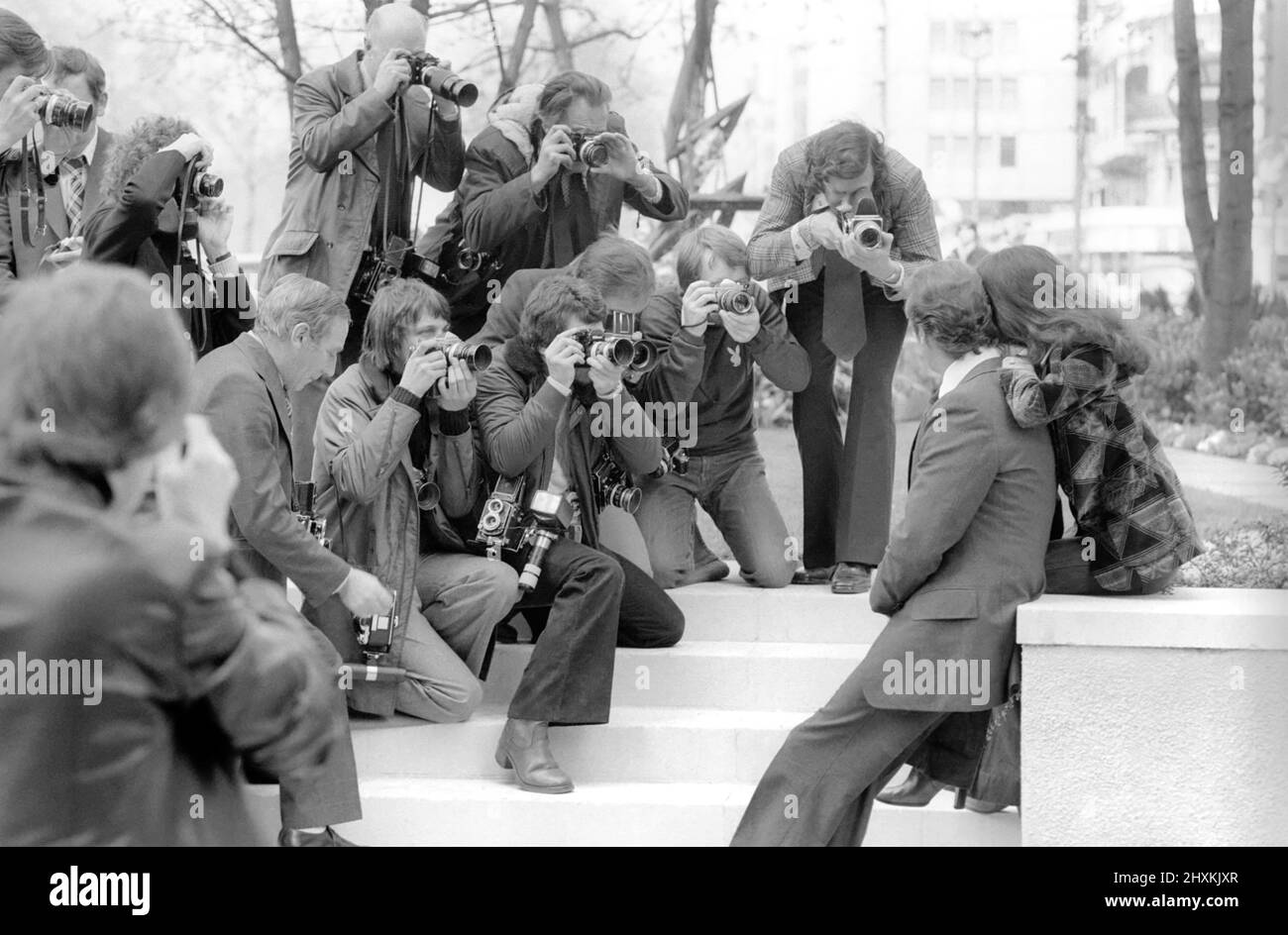 Roger Moore mit Barbara Parkins, die in dem Film Shout at the Devil die Hauptrolle hat. Hier mit Blick auf die Pressefotografen. April 1976 Stockfoto