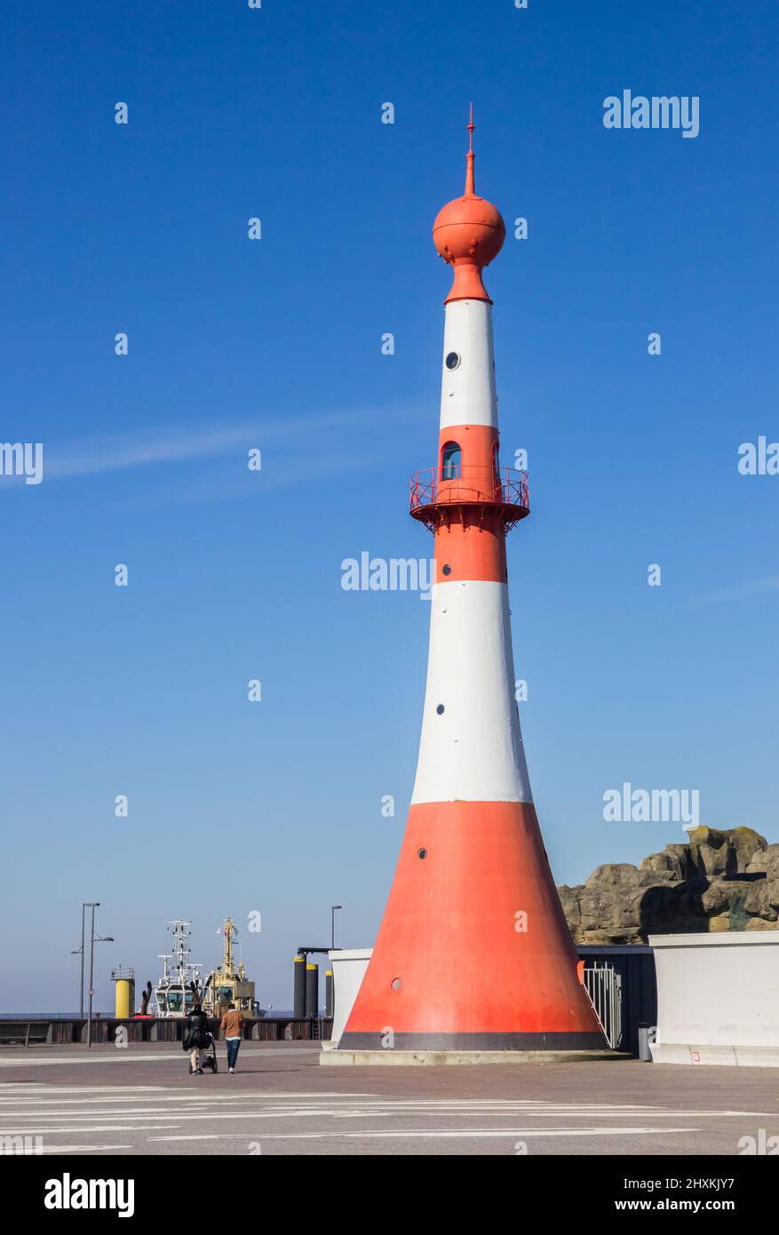 Menschen gehen in der Nähe des Minarett-Leuchtturms in Bremerhaven Stockfoto