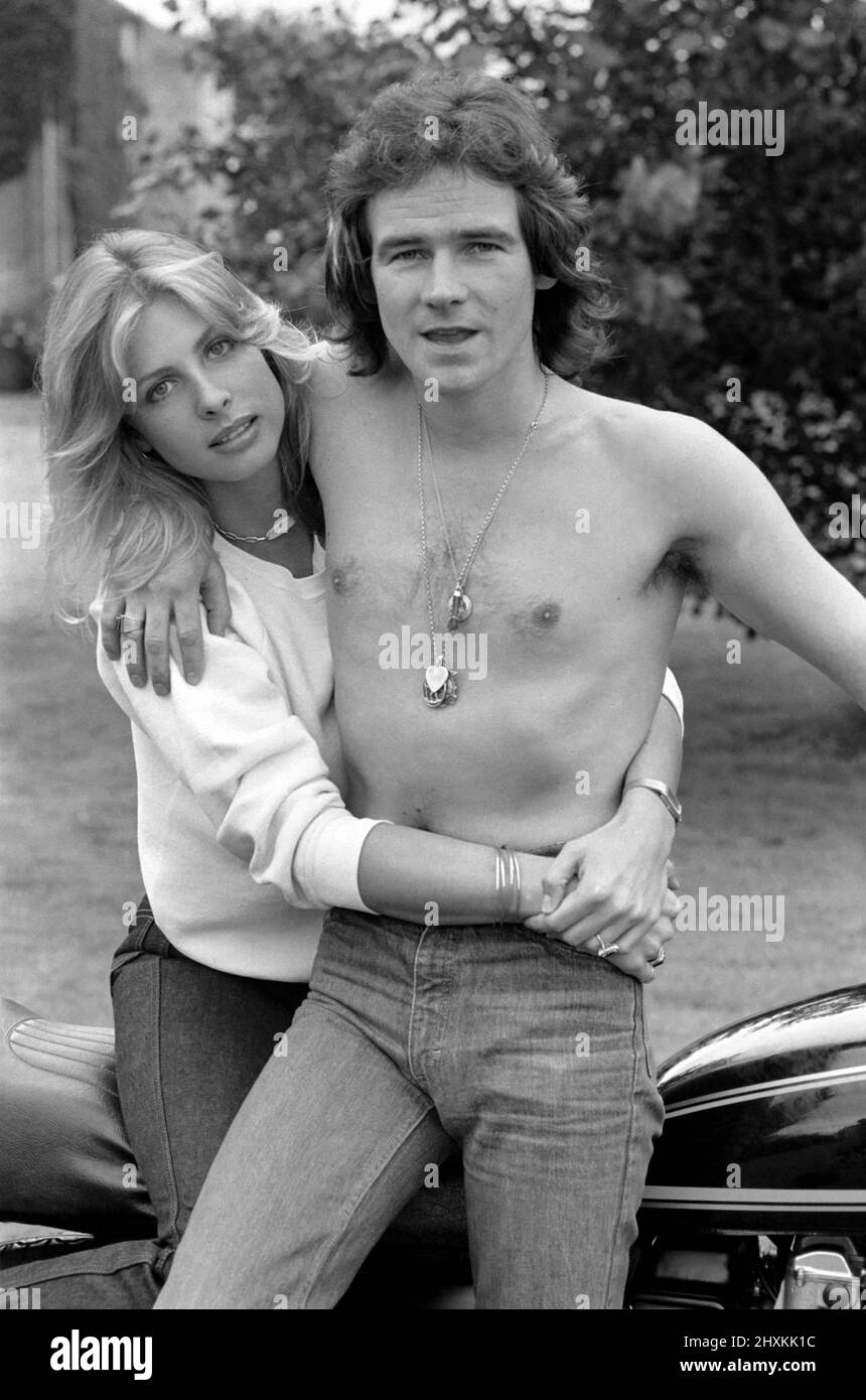 Barry Sheene: Zwischen Weltmeister Barry Sheene und seiner Freundin Stephanie McLean kann man sich für ein paar Sekunden ausziehen. Wenn Barry auf den Rennstrecken rund um die Welt unterwegs ist, ist Stephanie immer mit einer Uhr in der Hand zu finden, die jeden Bruchteil einer Sekunde seinen Takt vorgibt. August 1977 Stockfoto