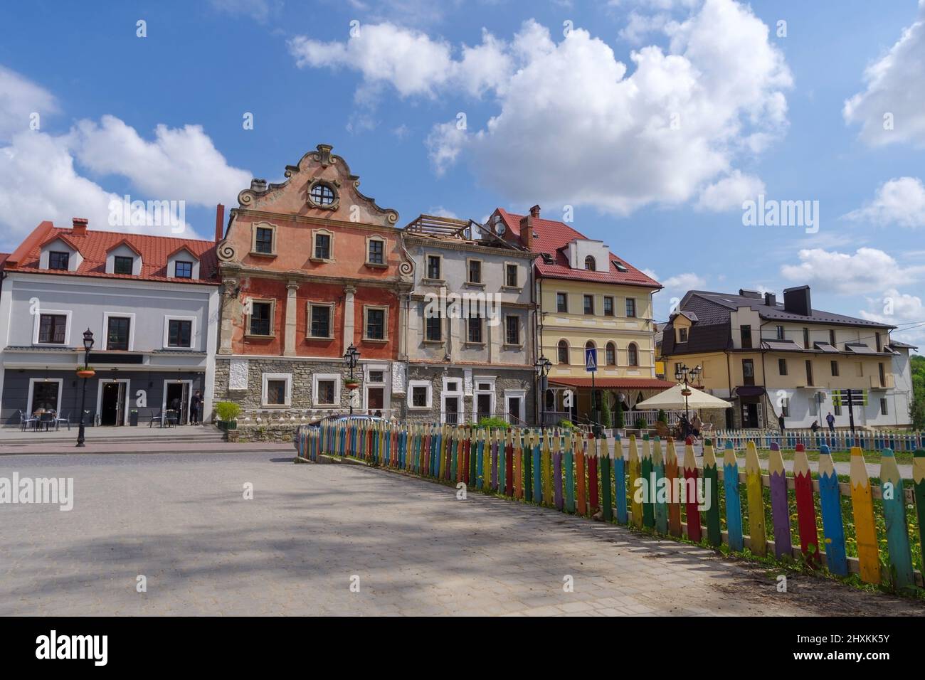 Kamyanets-Podilsky, Ukraine - 17. Mai 2021: Blick auf die Straße in Kamianets-Podilskyi Altstadt, ist Hauptstadt der historischen Region Podillya von West-Zentral Stockfoto