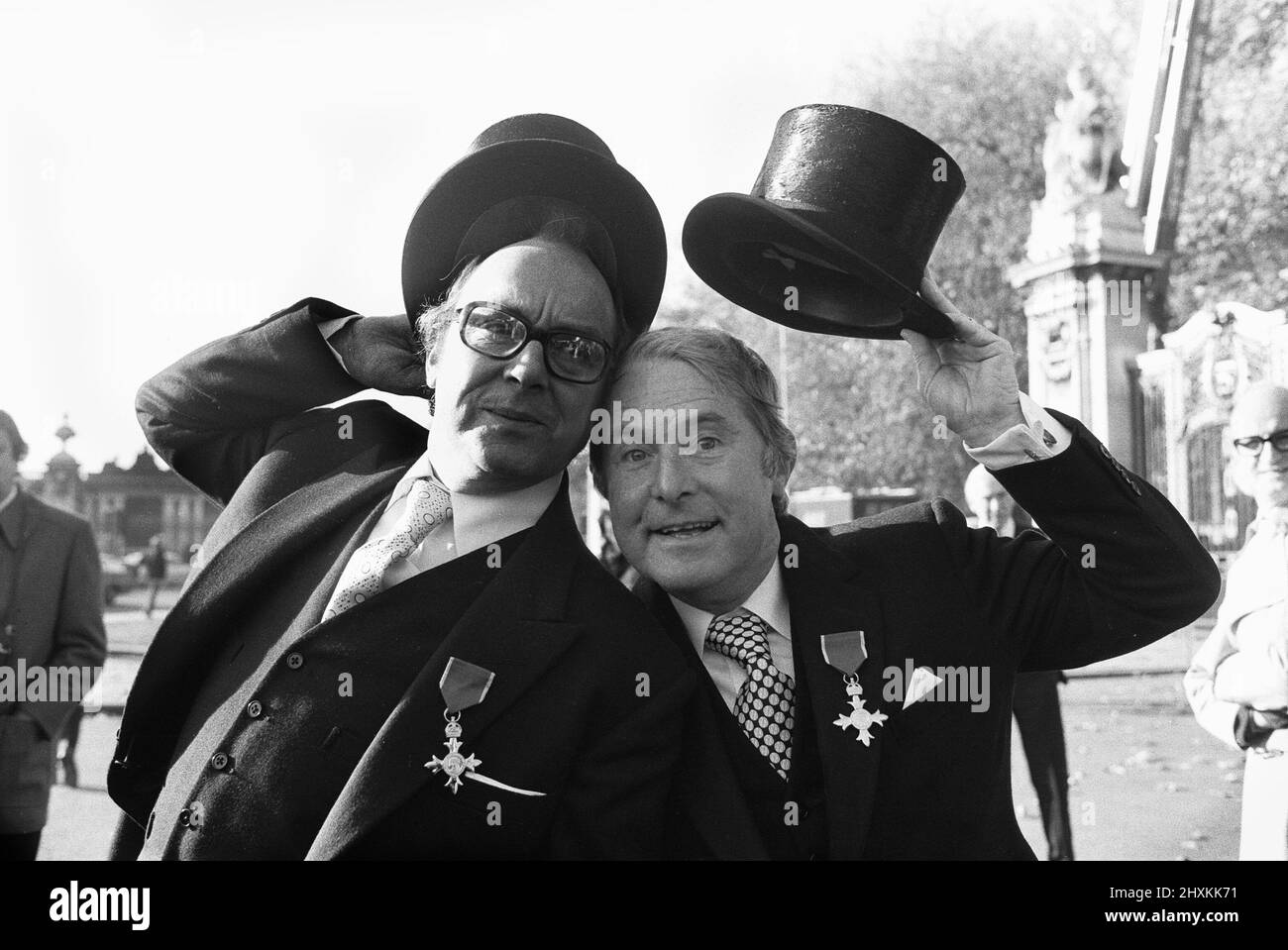 Die Comedians Morecambe und Wise haben hier gesehen, wie sie ihre Medaillen vor dem Buckingham Palace zeigten, nachdem sie von HM the Queen mit dem O.B.E. investiert worden waren 23.. November 1976 Stockfoto