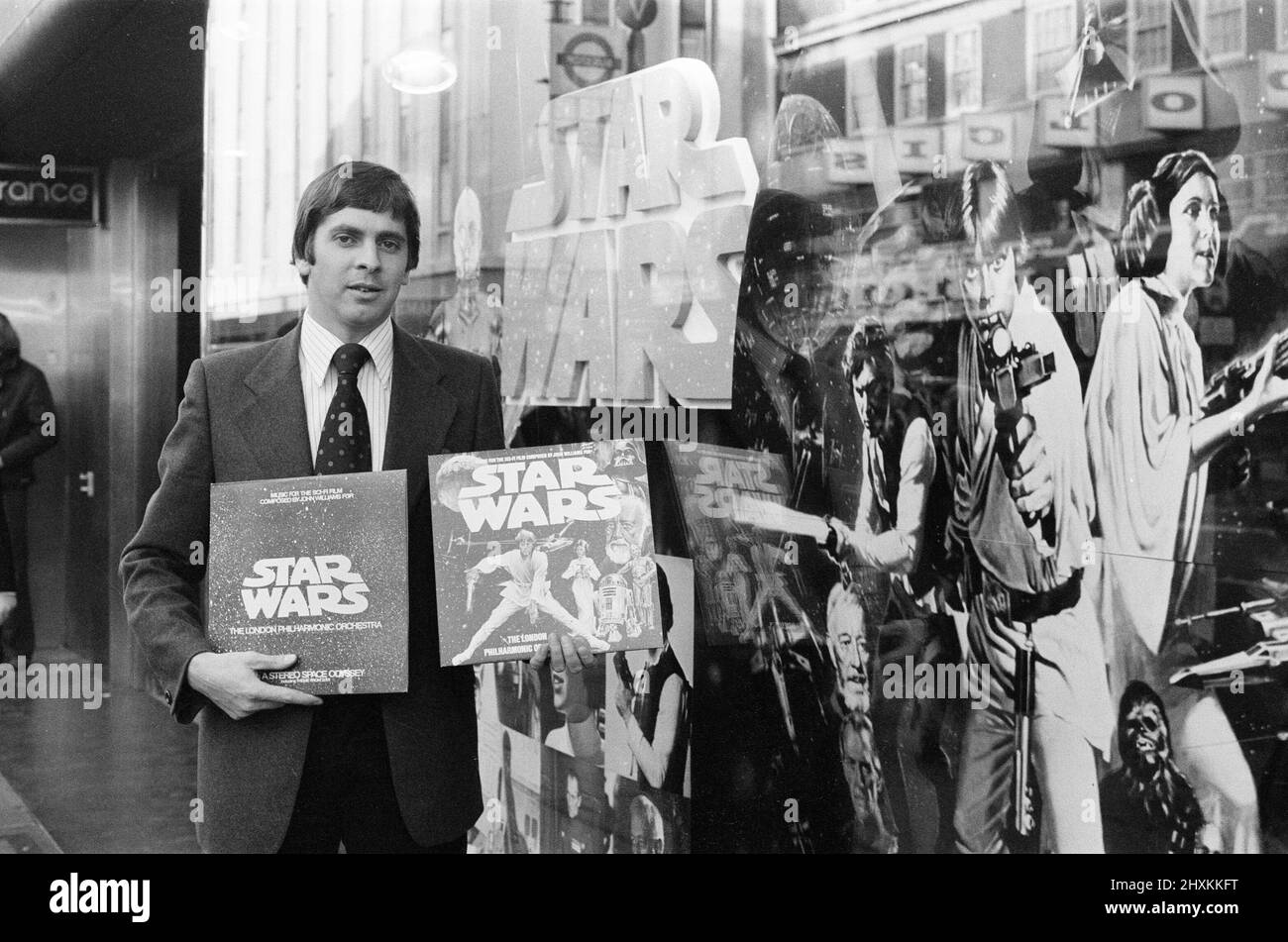 Side by Side, Star Wars Vinyl Records zum Verkauf für 65 Pence im Woolworth Store und ¿1,50 im HMV, Oxford Street, London, 31.. Dezember 1977. Schnitt von Damon Records. Im Bild Richard Moore, Sunday Mirror Journalist. Stockfoto