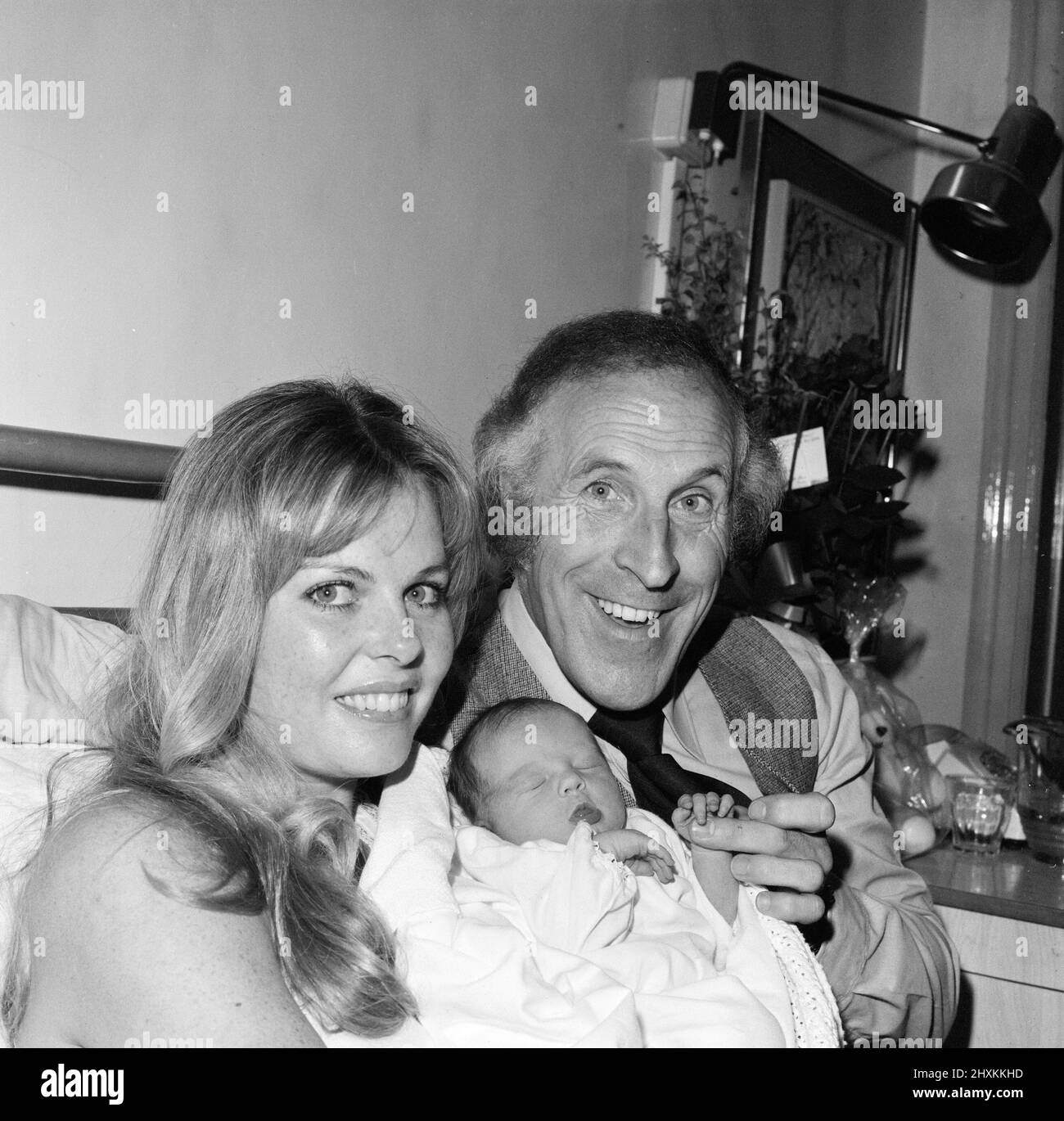 Bruce Forsyth hat mit seiner Frau Anthea Redfern nach der Geburt ihres ersten Kindes fotografiert. Das 6 1/2lb-Mädchen wird Louisa genannt. Die Fotos wurden in der Avenue Clinic, London, aufgenommen. 8.. November 1977. Stockfoto