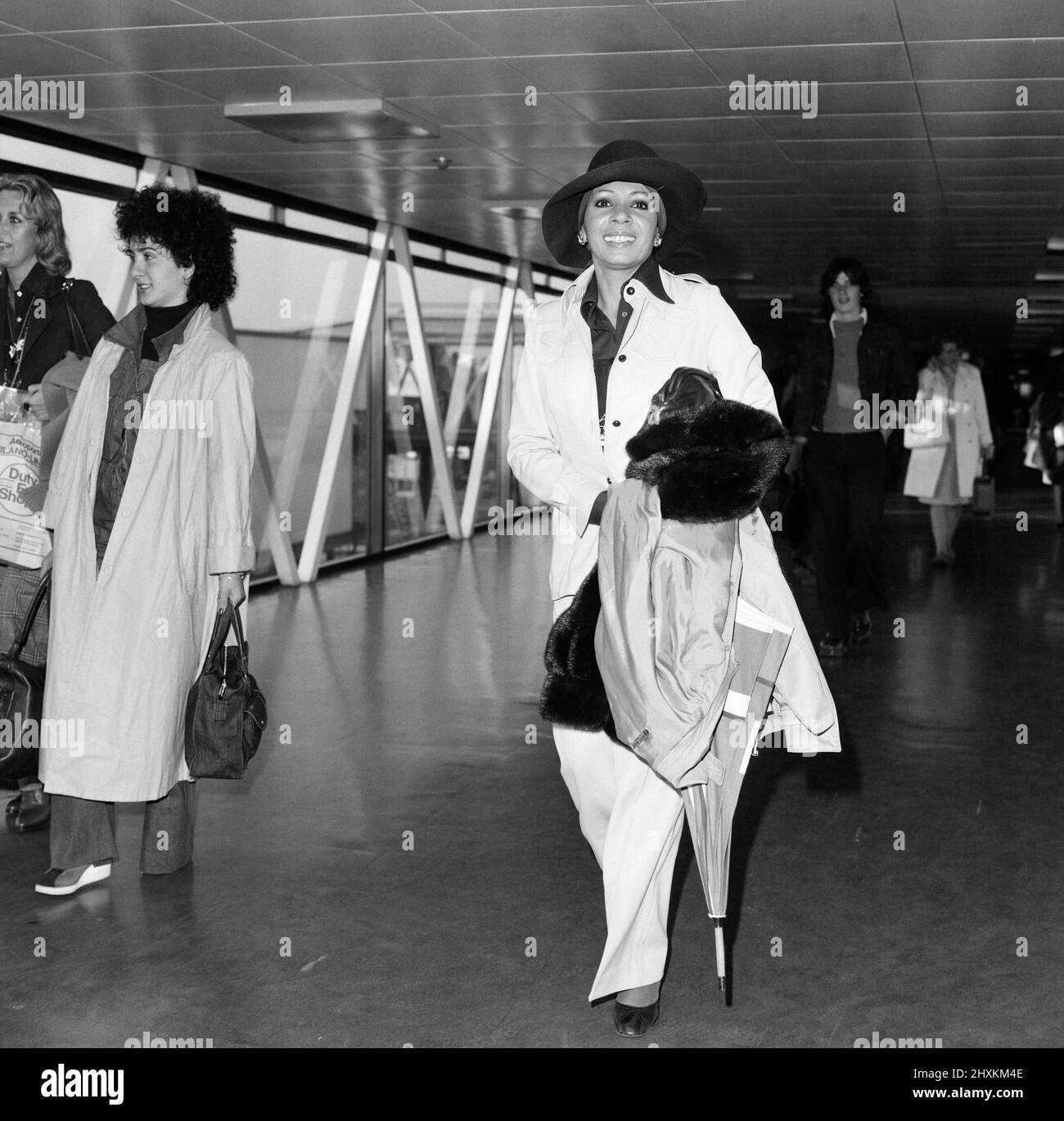 Singer Shirley Bassey kommt aus der Schweiz am Flughafen London an. Sie ist hier für eine britische Tournee. 24.. April 1976. Stockfoto