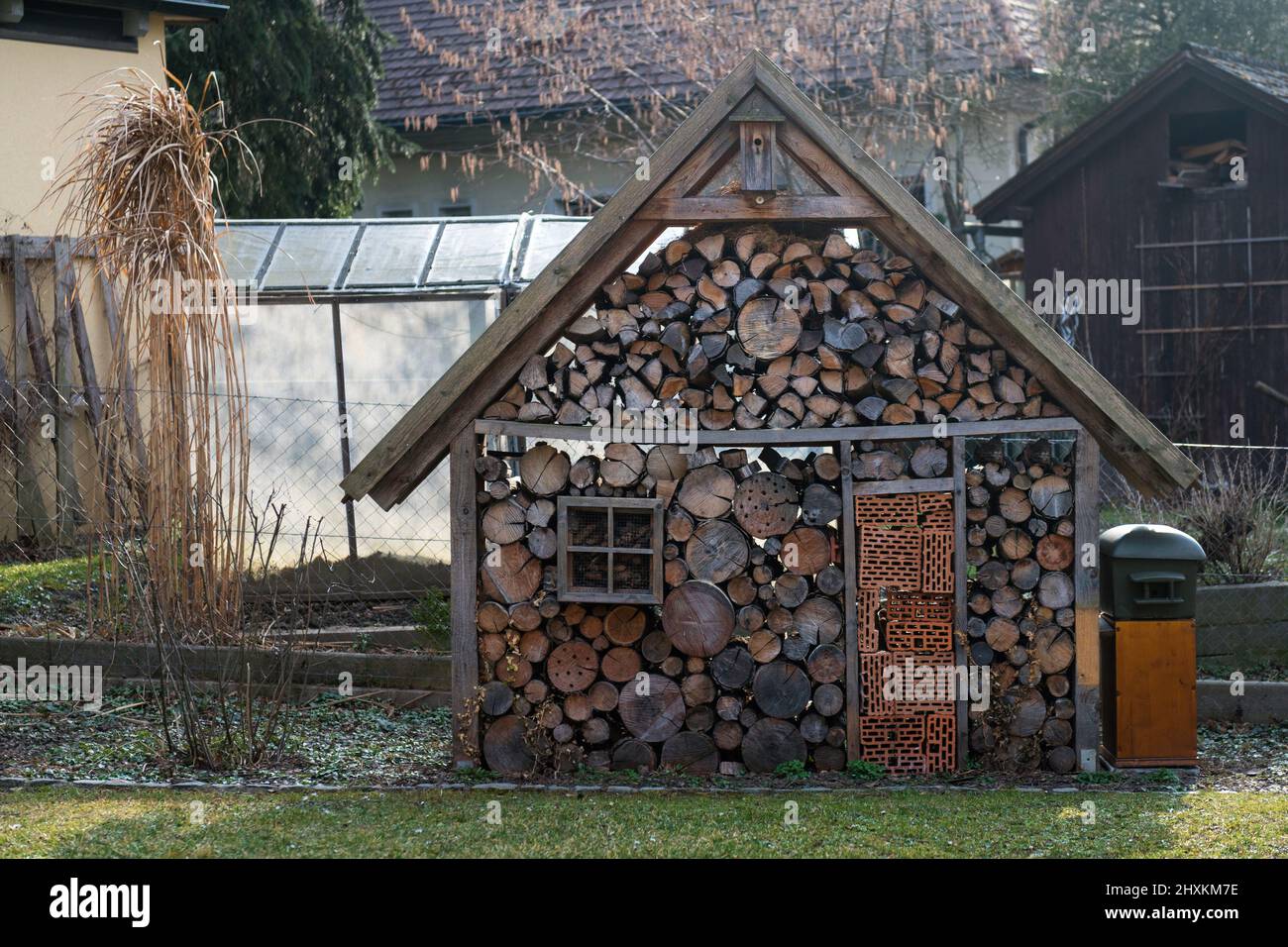 Großes Holzkäfer-Haus im Garten Stockfoto