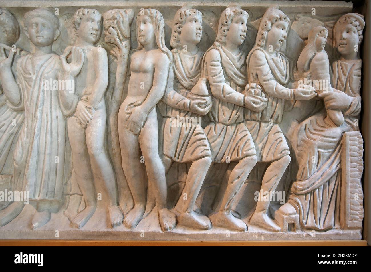 Frontplatte der Sarkophag mit biblischen Szenen. Geschnitzt in einer römischen Werkstatt, 4. c. AD. Anbetung der Könige. Frederic Mares Museum. Barcelona, Spai Stockfoto
