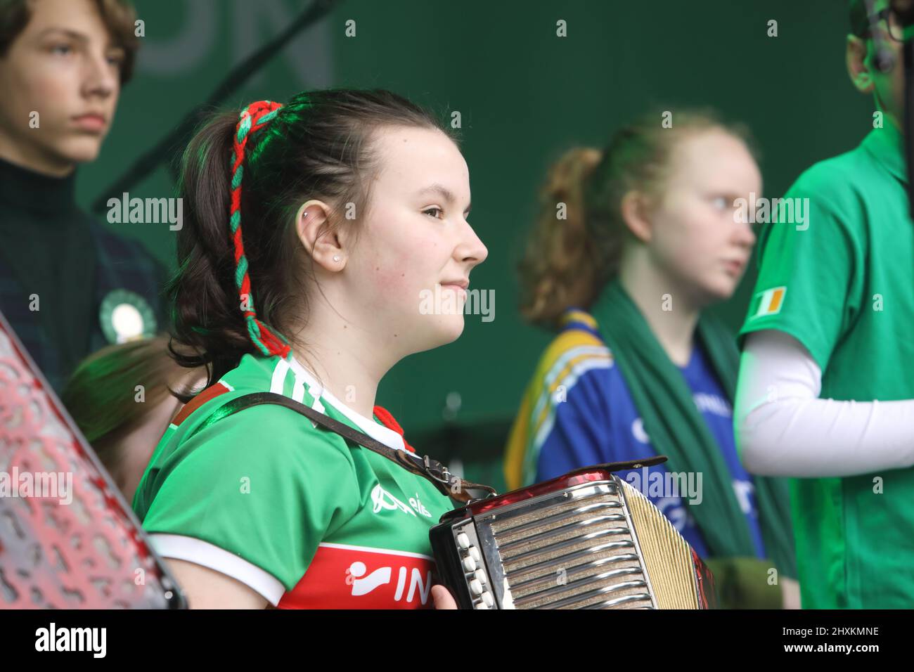 London, Großbritannien, 13.. März 2022. Das St. Patricks Day Festival und das Trafalgar Square Fest kehrten nach 2 Jahren Absage aufgrund von Covid zurück. Das miserable Wetter dämpfte die Geister nicht. Kredit : Monica Wells/Alamy Live Nachrichten Stockfoto