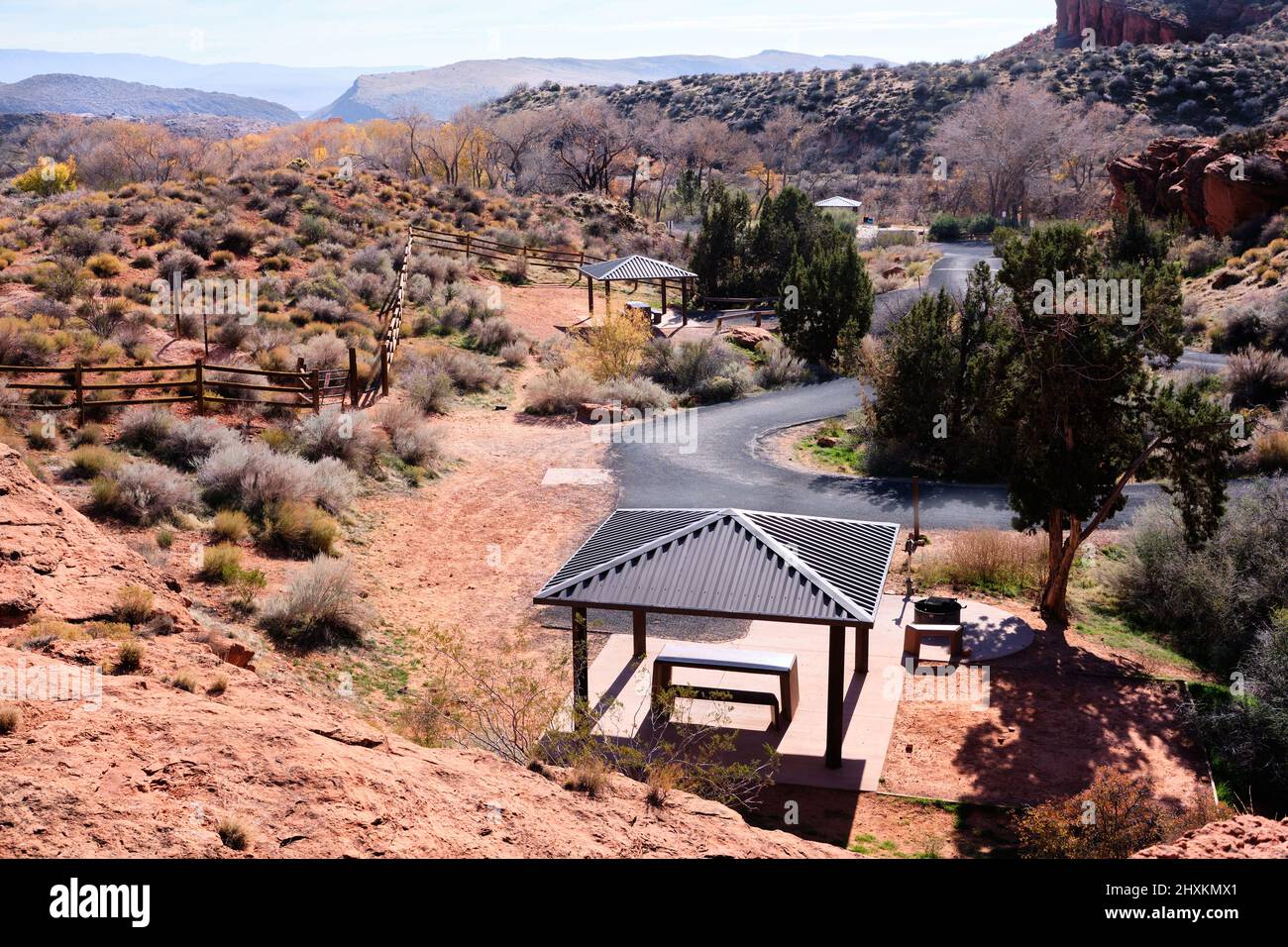 Einladende, schattige Picknicktische im Red Cliffs National Conservation Area, Utah, sind in der Wintersaison oft ruhig Stockfoto