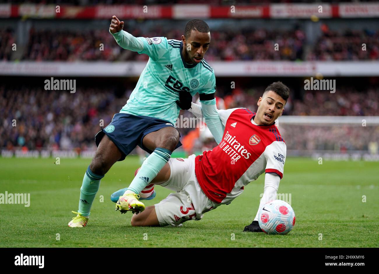 Gabriel Martinelli von Arsenal kämpft während des Spiels der Premier League im Emirates Stadium in London gegen Ricardo Pereira von Leicester City. Bilddatum: Sonntag, 13. März 2022. Stockfoto