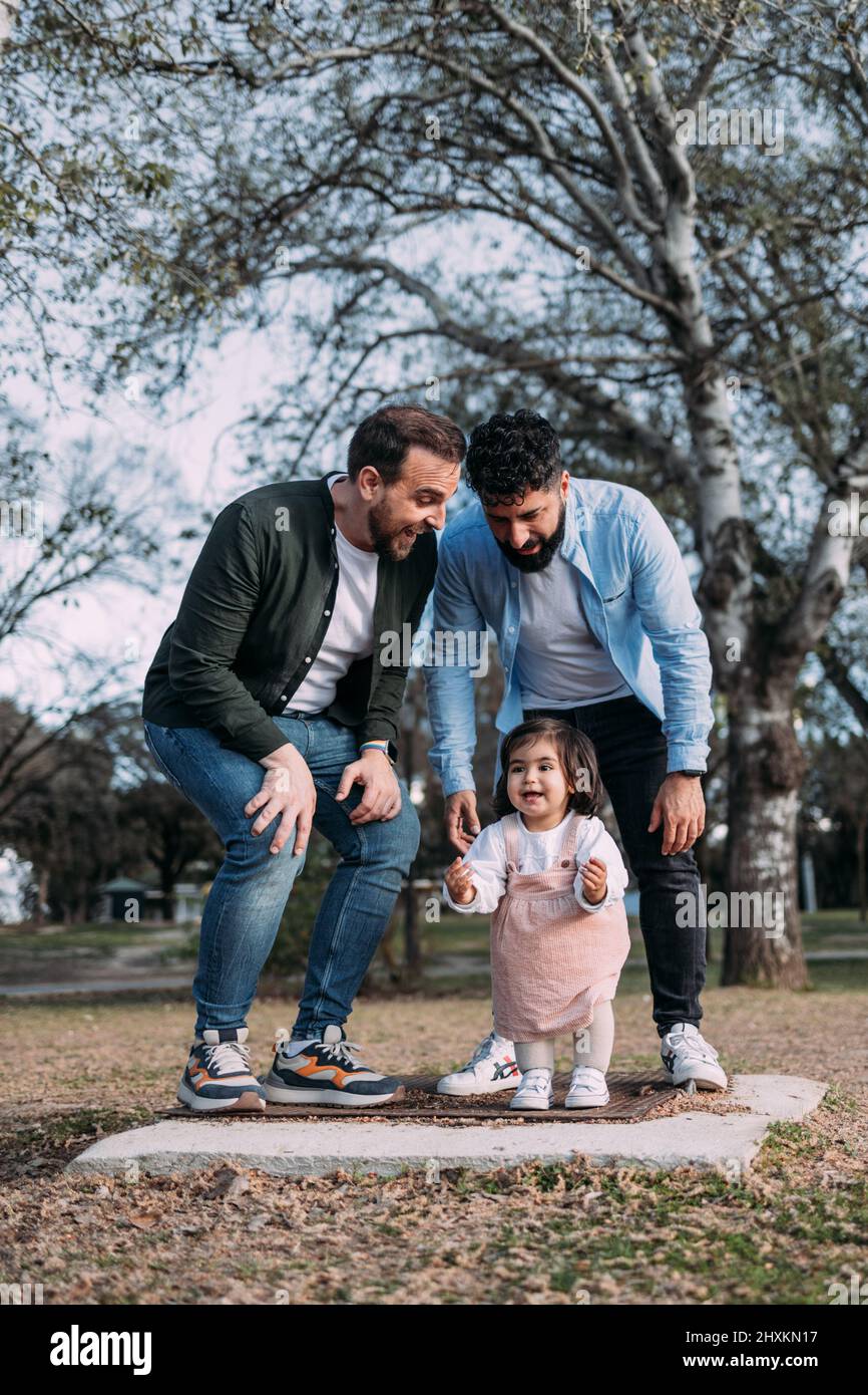 Gay paar mit ihrer jungen Tochter genießen einen Tag in einem Park tanzen glücklich. Stockfoto