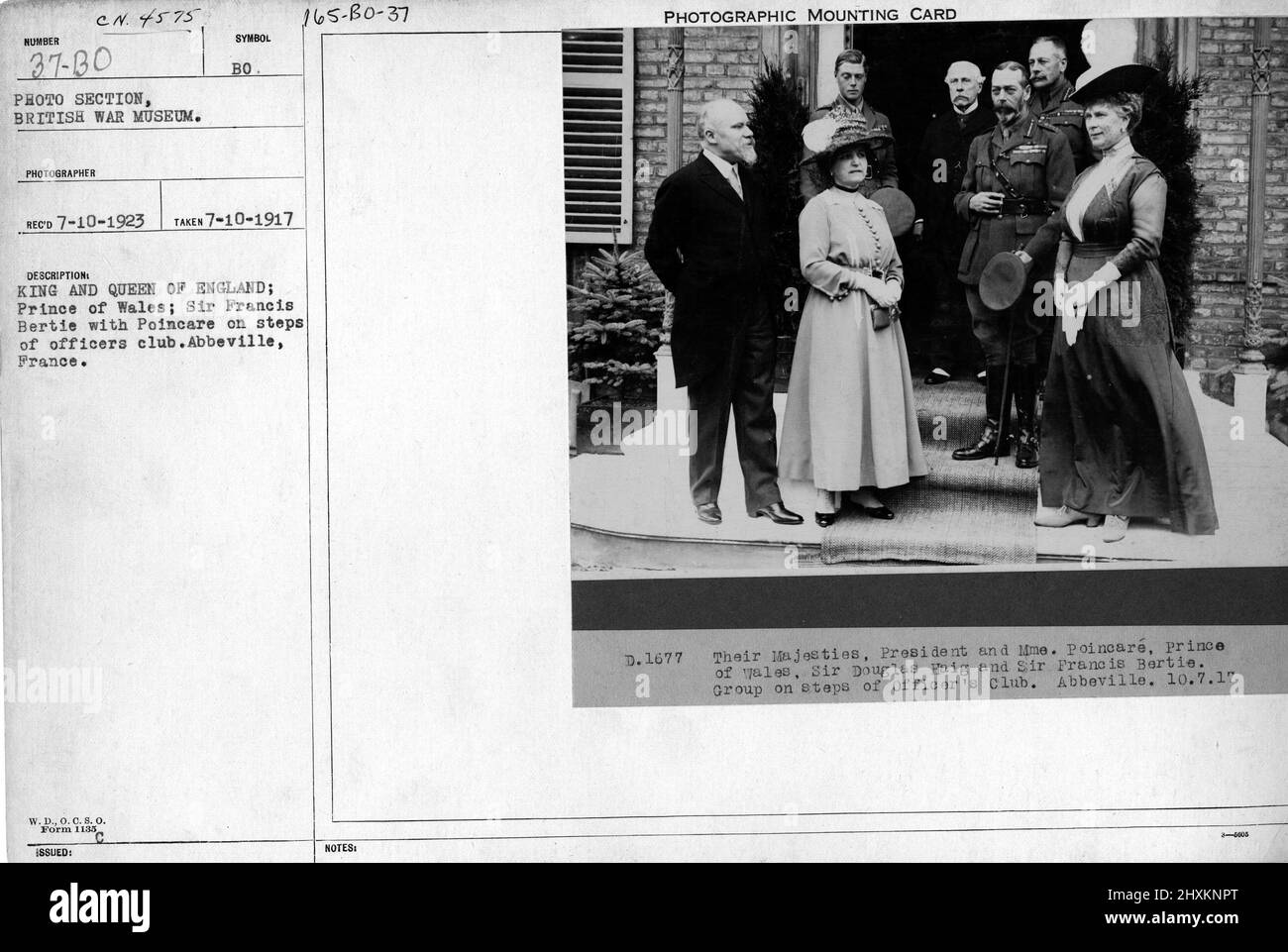 König und Königin von England; Prinz von Walen; Sir Francis Bertie mit Poincare auf den Stufen des Offiziersklubs. Abbeville, Frankreich. Sammlung von Fotografien aus dem Ersten Weltkrieg, 1914-1918, die die militärischen Aktivitäten der britischen und anderen Streitkräfte und des Personals während des Ersten Weltkriegs darstellen Stockfoto