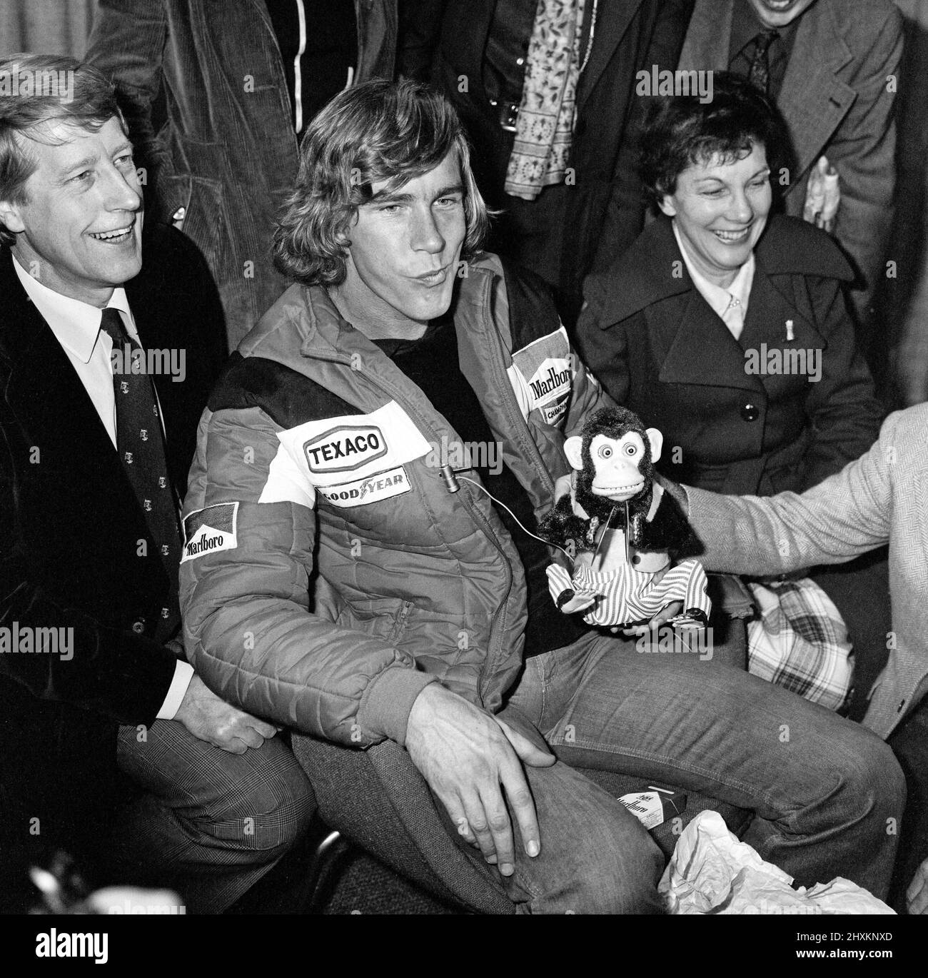 James Hunt, der neue Weltmeister im Motorsport, wurde von einem Helden begrüßt, als er heute Morgen von Japan aus den Flughafen Heathrow erreichte. Der 29-jährige McLaren Formel-1-Fahrer wurde von einem Großteil seiner Familie und Freundin Jane Birbeck begrüßt. Das Bild zeigt, wie James mit den Medien spricht. Sein Vater Wallis Hunt sitzt rechts von Jame. Seine Mutter, die Frau, sitzt zu seiner Linken im dunklen Mantel. Hinter und außer Schuss sitzen seine Schwester Georgina, Sally und sein Schwager Philip Jones (verheiratet mit Sally). (Nicht 100 % der rechte, außer Philip Jones) Bild aufgenommen 26. OC Stockfoto