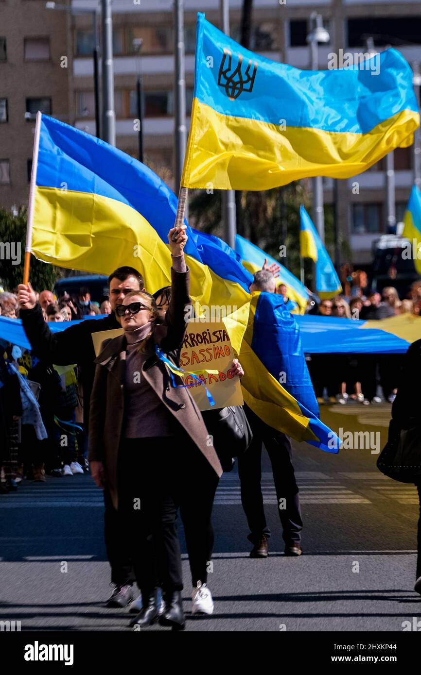 Die ukrainische Gemeinschaft in neapel ist heute, am 13. märz 2022, mit einer Demonstration entlang der Straßen von neapel bei der Ankunft am amerikanischen Konsulat, die eine große ukrainische Flagge mit einer Länge von etwa fünfzig Metern zeigt und fordert, dass die nato den Luftraum in der ukraine schließt, um die Bombardierung von Städten durch russland zu verhindern. Stockfoto