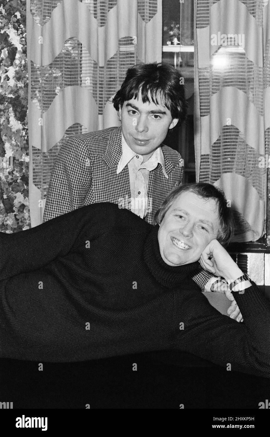Tim Reis, hat eine neue Oper mit Andrew Lloyd Webber auf der Grundlage von Eva Peron geschrieben.Bild zeigt Front Tim Reis und hinter Andrew Lloyd Webber. Evita ist ein Musical mit Musik von Andrew Lloyd Webber und Texten von Tim Reis. Sie konzentriert sich auf das Leben der argentinischen politischen Führerin Eva per¿, der zweiten Frau des argentinischen Präsidenten Juan per¿. Die Geschichte folgt Evitas frühem Leben, dem Aufstieg zur Macht, der Wohltätigkeitsarbeit und dem letztendlichen Tod. Sehen Sie weitere Bilder in diesem Set aus dem Jahr 77/1462, das Tim und Andrew mit einer Goldscheibe zeigt, um den Verkauf des Evita-Albums, das 1976 veröffentlicht wurde, im Jahr 100.000 zu gedenken Photo taken - 15. M Stockfoto