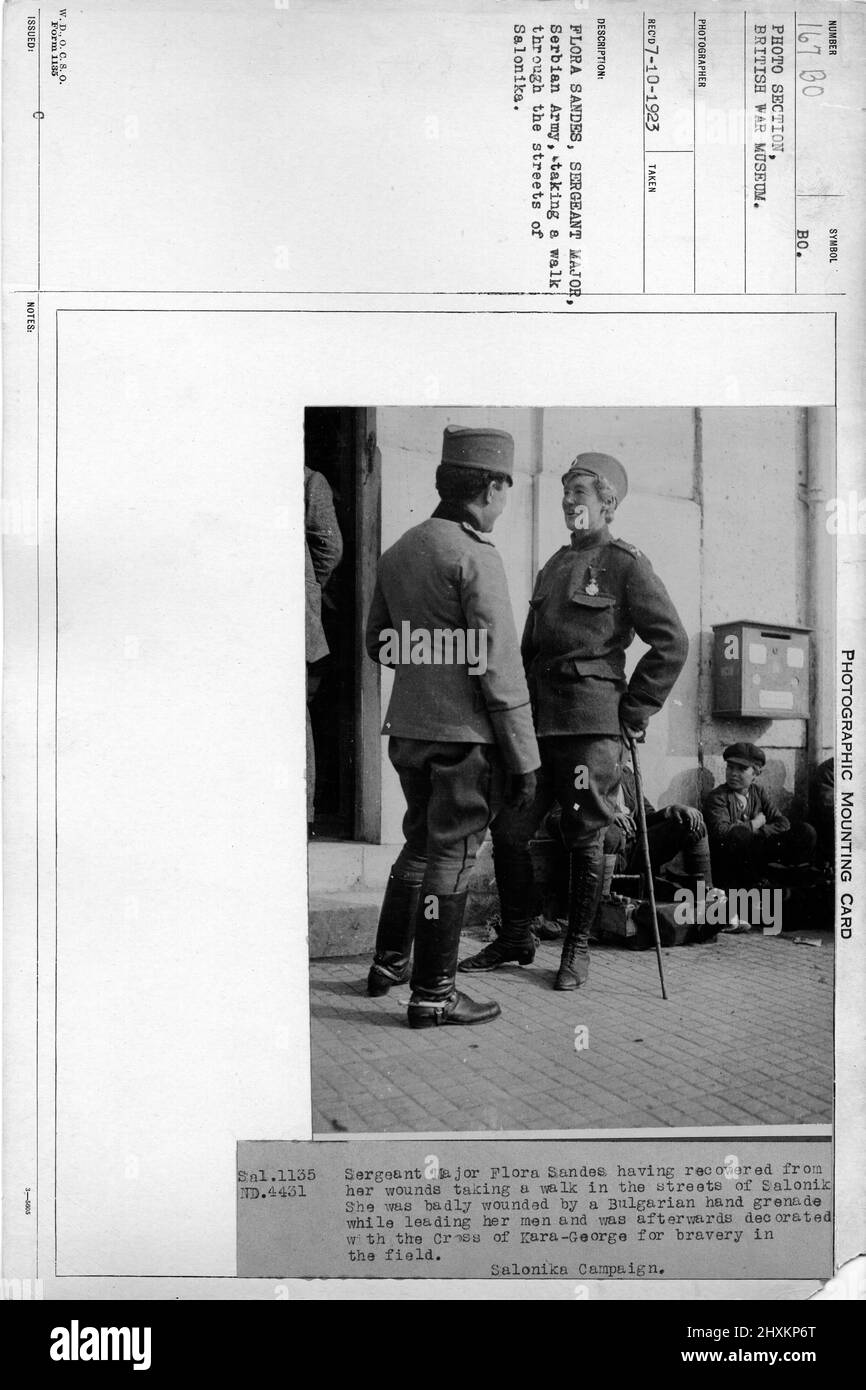 Flora Sandes, Sergeant Major, Serbische Armee, bei einem Spaziergang durch die Straßen von Salonika. Sammlung von Fotografien aus dem Ersten Weltkrieg, 1914-1918, die die militärischen Aktivitäten der britischen und anderen Streitkräfte und des Personals während des Ersten Weltkriegs darstellen Stockfoto