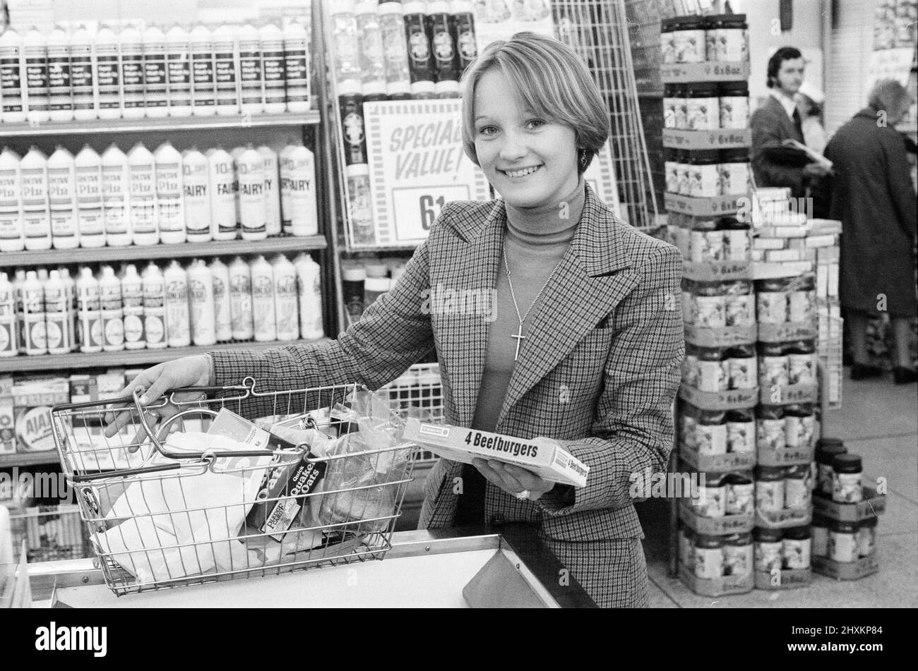 Tesco Supermarket Store, London, 9.. Mai 1977. Tesco Supermarket Chain hat die Entscheidung getroffen, die Abgabe von Green Shield Handelsmarken an Kunden einzustellen. Green Shield Stamps ist ein britisches Verkaufsförderungsprogramm, das Käufer mit Briefmarken belohnt, die eingelöst werden können und zum Kauf von Geschenken aus einem Katalog oder einem angeschlossenen Einzelhändler oder Geschenkcenter verwendet werden. Joanne Walters, 18, aus Elephant and Castle, London. Stockfoto