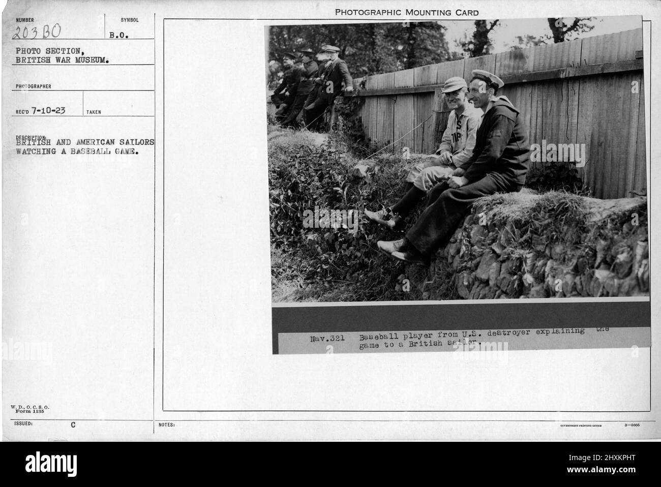 Amerikanische und britische Segler beobachten ein Baseballspiel. Sammlung von Fotografien aus dem Ersten Weltkrieg, 1914-1918, die die militärischen Aktivitäten der britischen und anderen Streitkräfte und des Personals während des Ersten Weltkriegs darstellen Stockfoto