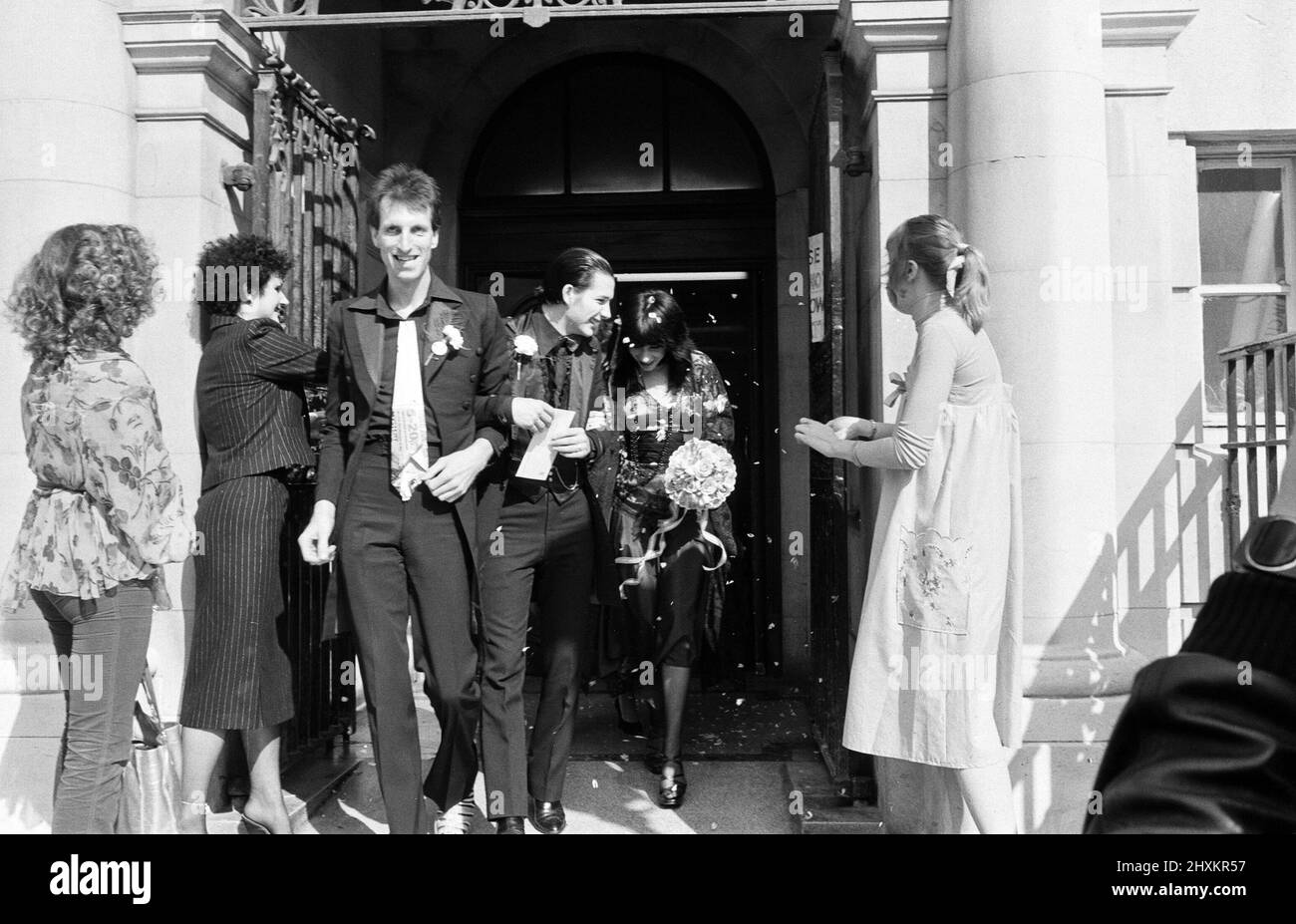 Punk-Rock-Hochzeit im Acton Town Hall des verdammten Frontmanns Dave Vanian, 20, und Laurie Glendon, 20. Nach der Hochzeit gehen sie für ein paar Tage nach Hastings, da der Bräutigam gerade dabei ist, ein Album zu machen. 7.. September 1977. Stockfoto
