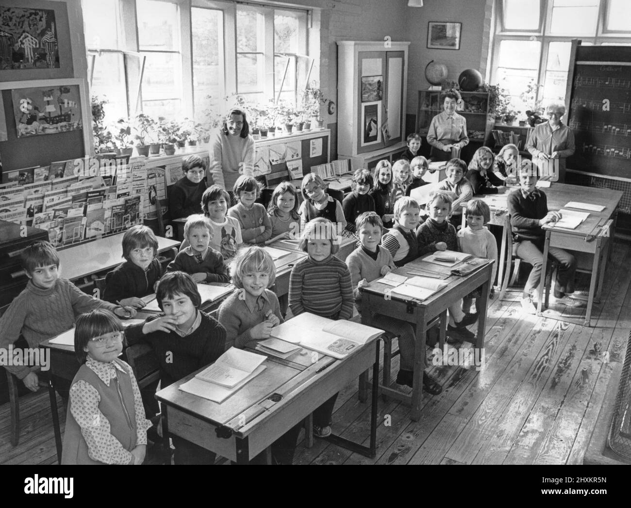 Unser Foto zeigt glückliche Gesichter im Klassrom, trotz der Nachricht