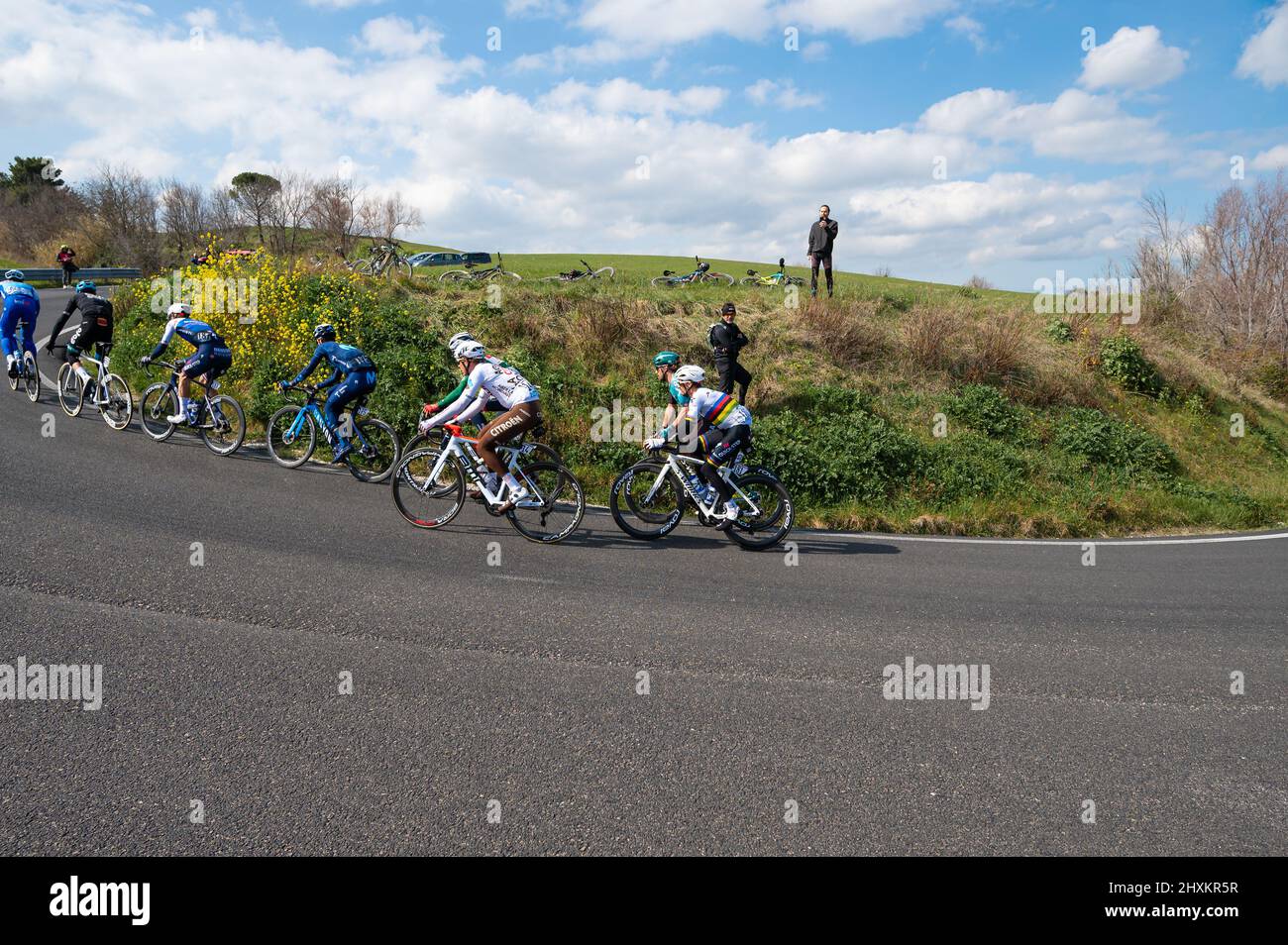 Italien, 12. März 2022 - Radprofis fahren während der Etappe Tirreno Adriatico auf der Etappe Apecchio - Carpegna im Marc bergauf Stockfoto